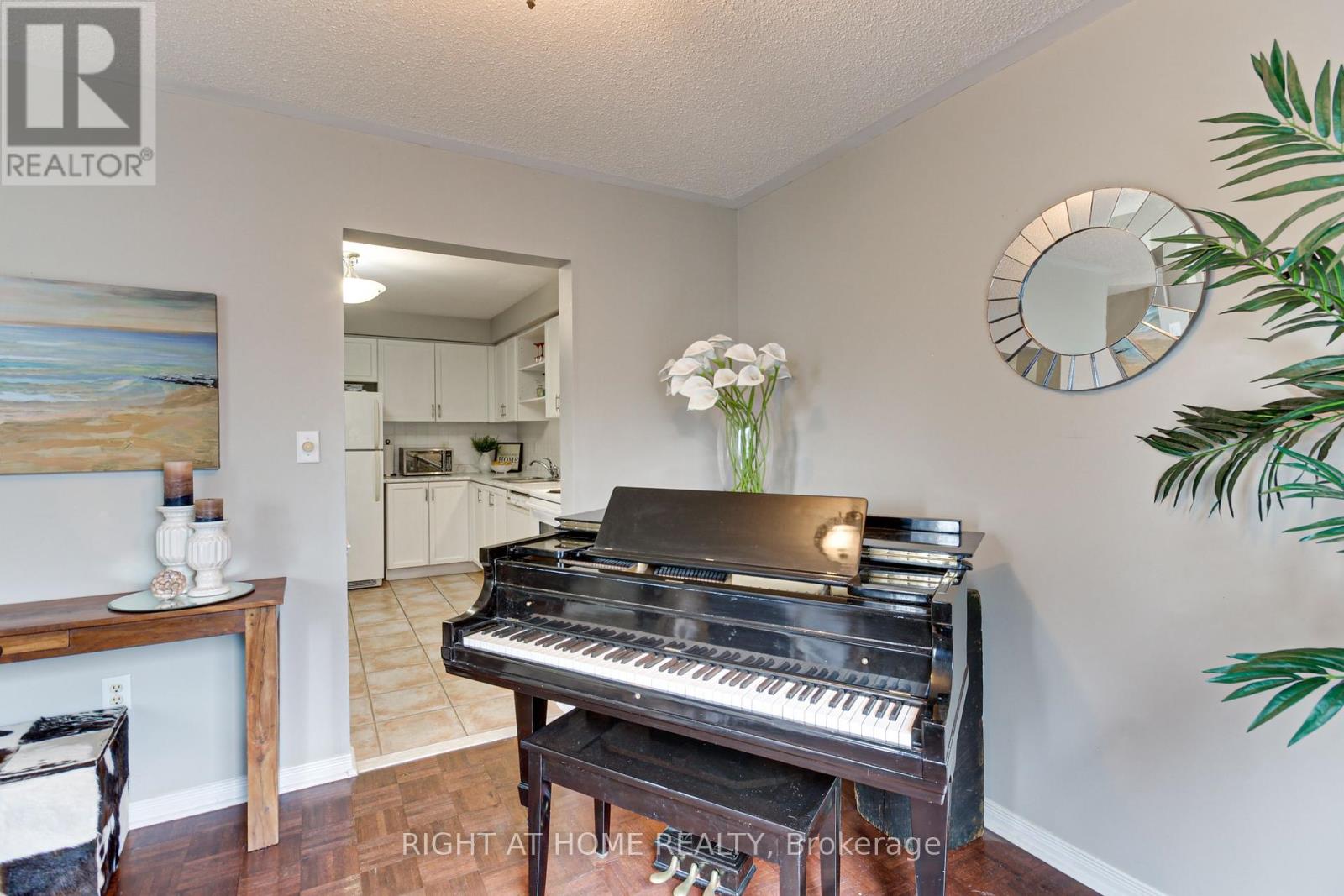 26 Crittenden Drive, Georgina, Ontario  L4P 4E7 - Photo 7 - N12087987