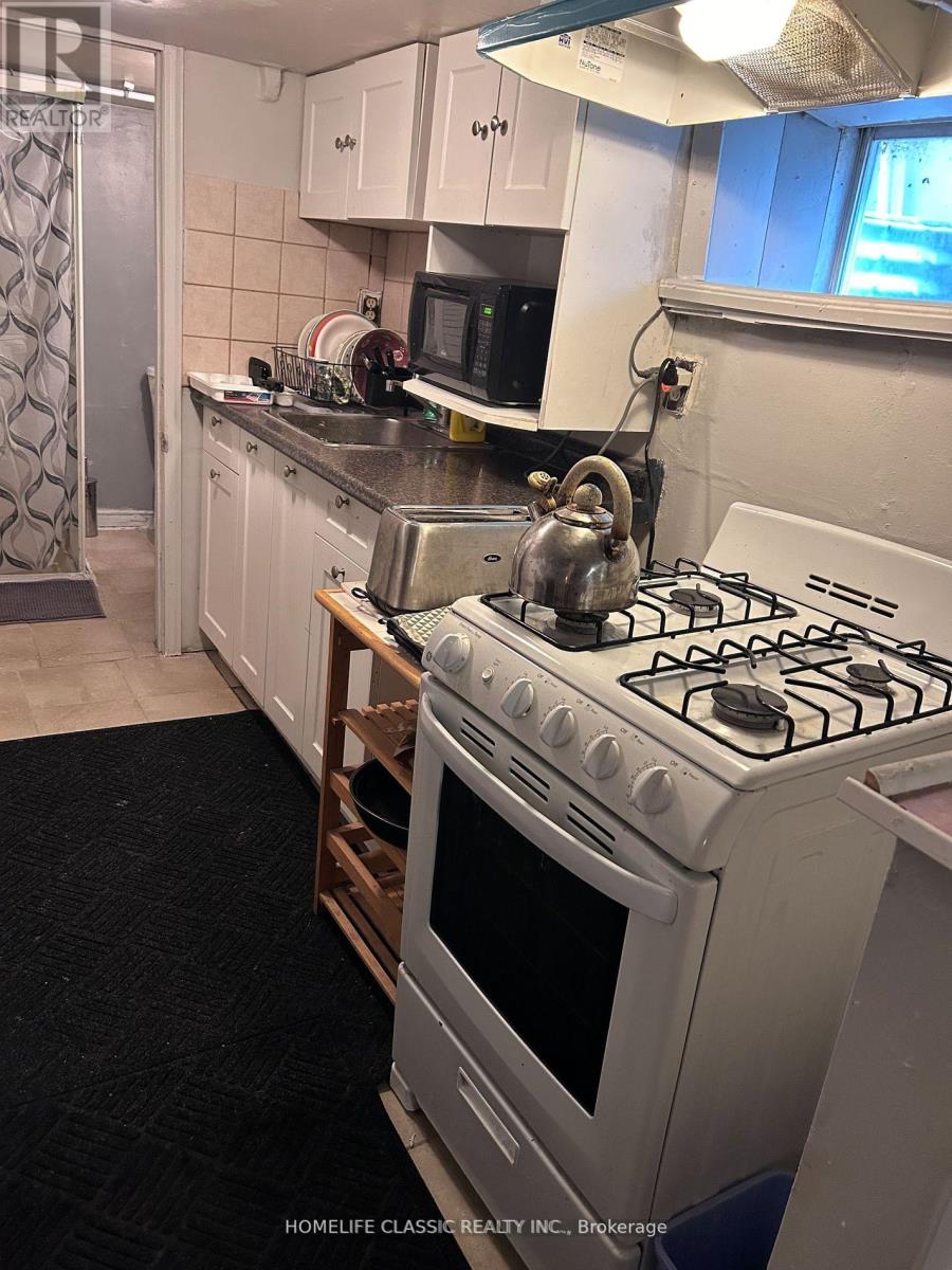 3223 Dundas Street, Toronto, Ontario  M6P 2A2 - Photo 11 - W12087954