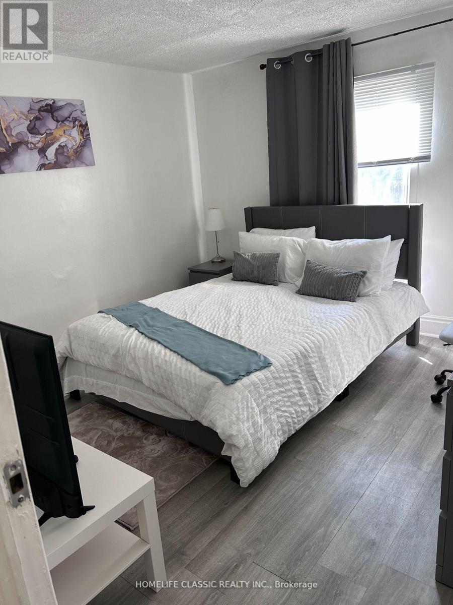 3223 Dundas Street, Toronto, Ontario  M6P 2A2 - Photo 6 - W12087954