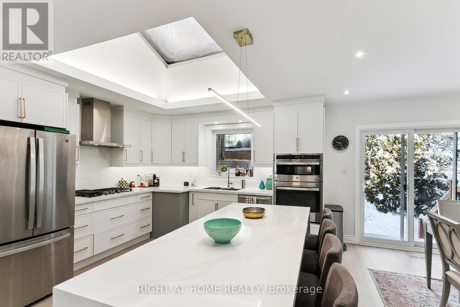 120 Santa Barbara Road, Toronto, Ontario  M2N 2C5 - Photo 11 - C12088008