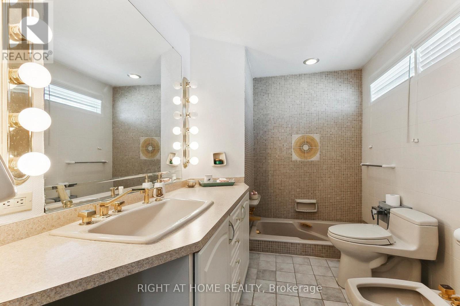 120 Santa Barbara Road, Toronto, Ontario  M2N 2C5 - Photo 22 - C12088008