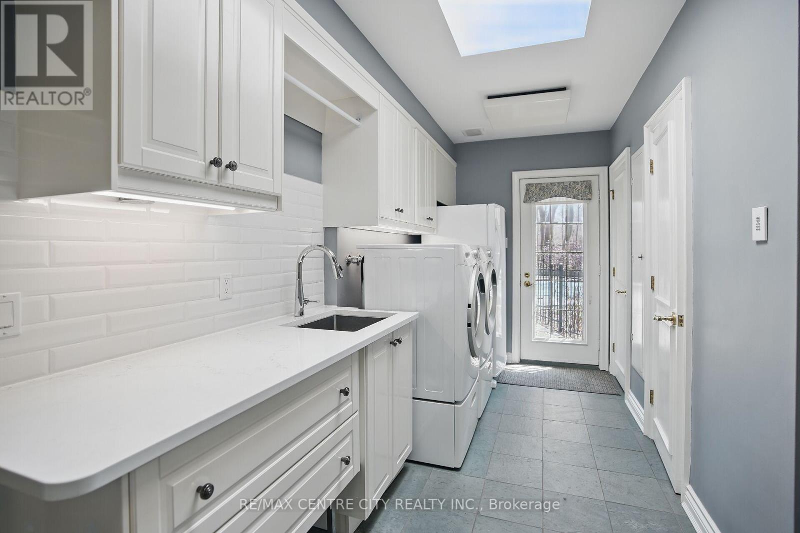 Photo 11 of 50 for 129 Wychwood Place