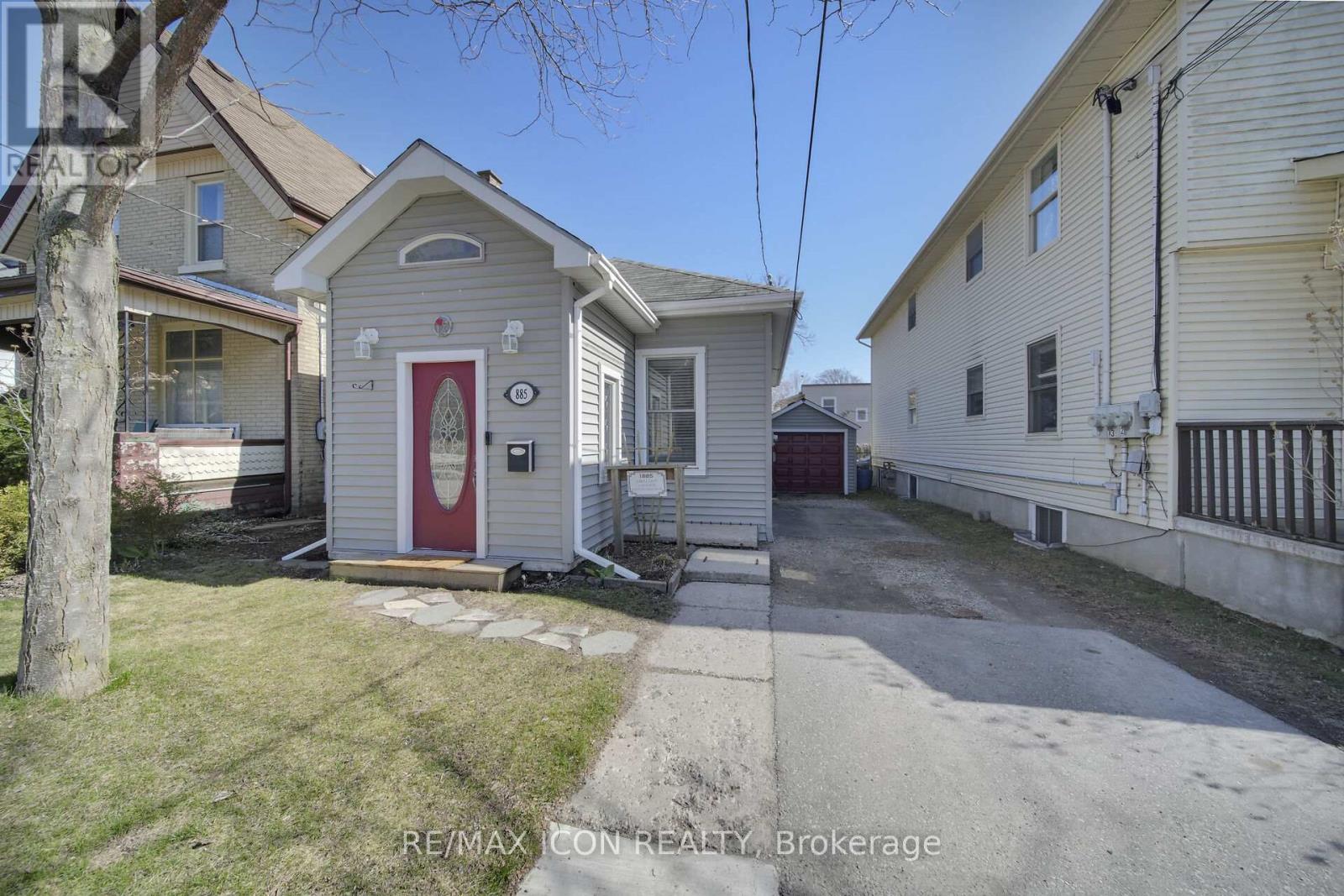 885 Dufferin Avenue