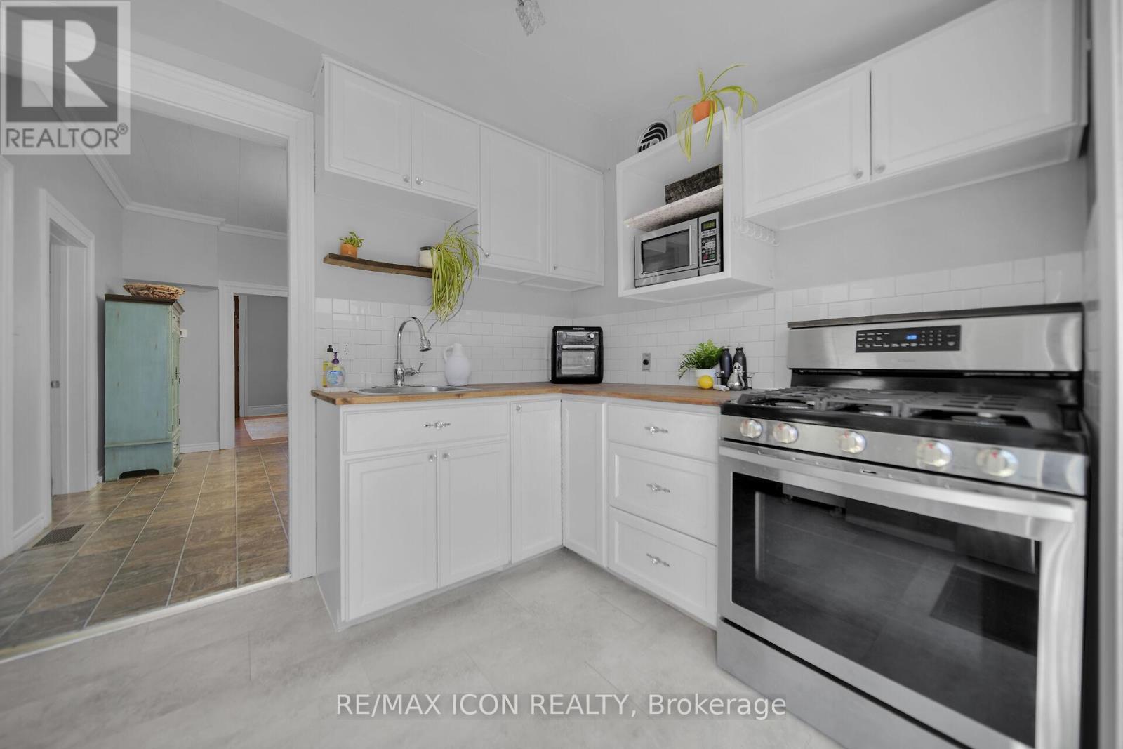 Photo 13 of 33 for 885 Dufferin Avenue