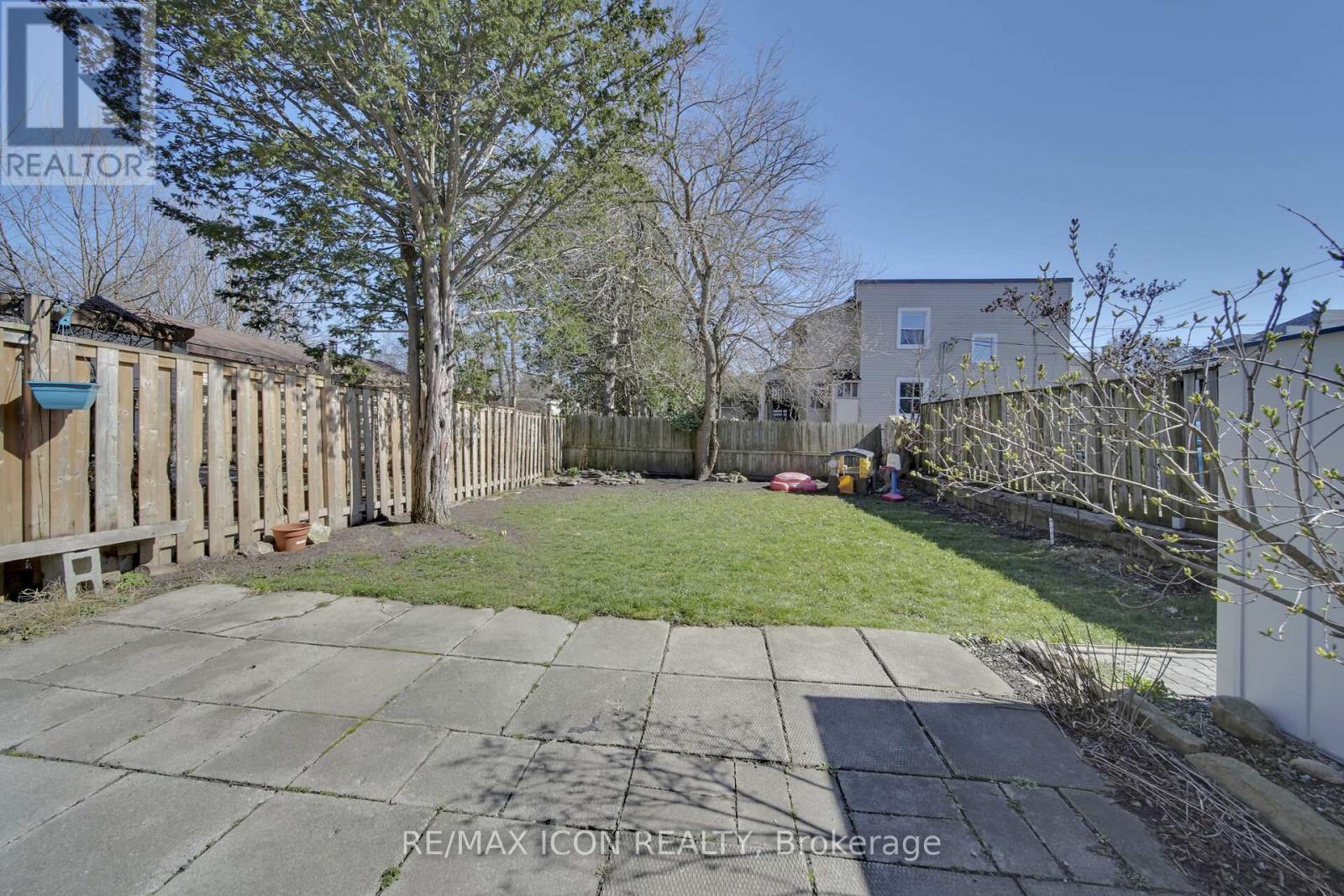 Photo 25 of 33 for 885 Dufferin Avenue