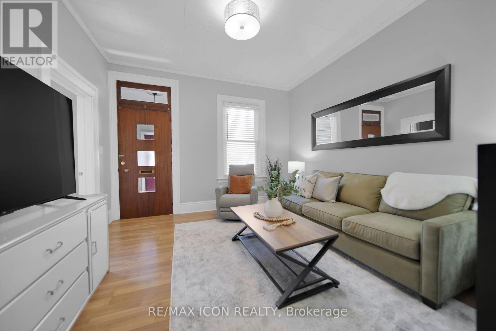 Photo 5 of 33 for 885 Dufferin Avenue
