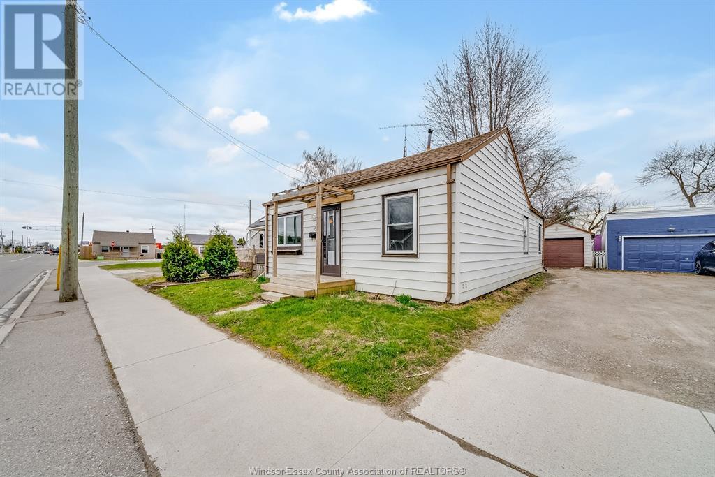 16 Mcnaughton Avenue, Wallaceburg, Ontario  N8A 1R8 - Photo 2 - 25008643