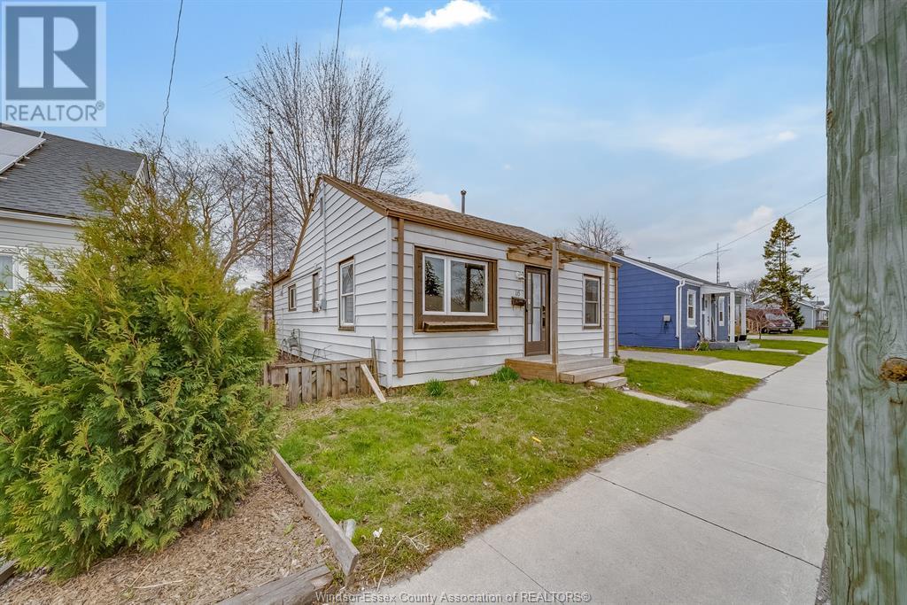 16 Mcnaughton Avenue, Wallaceburg, Ontario  N8A 1R8 - Photo 3 - 25008643