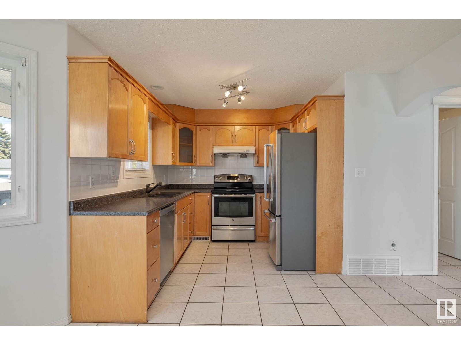 Property at 12816 72 ST NW image 4