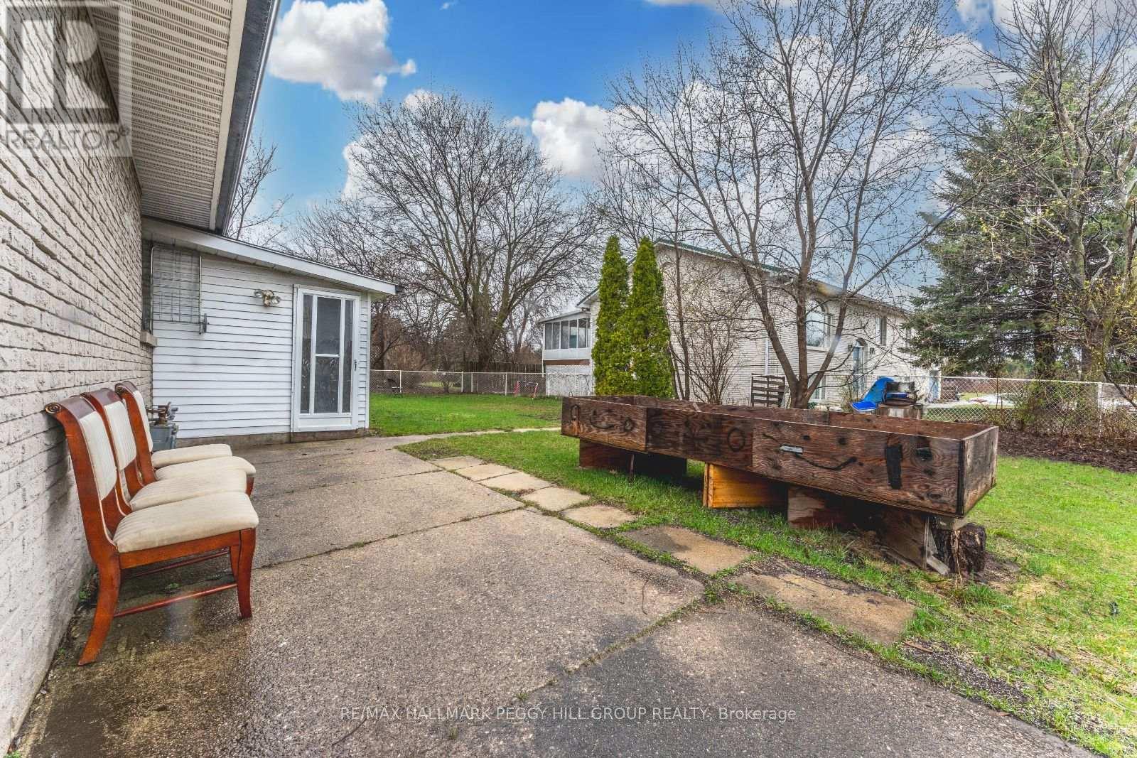 203 Phillips Street, Barrie, Ontario  L4N 3V2 - Photo 10 - S12088392