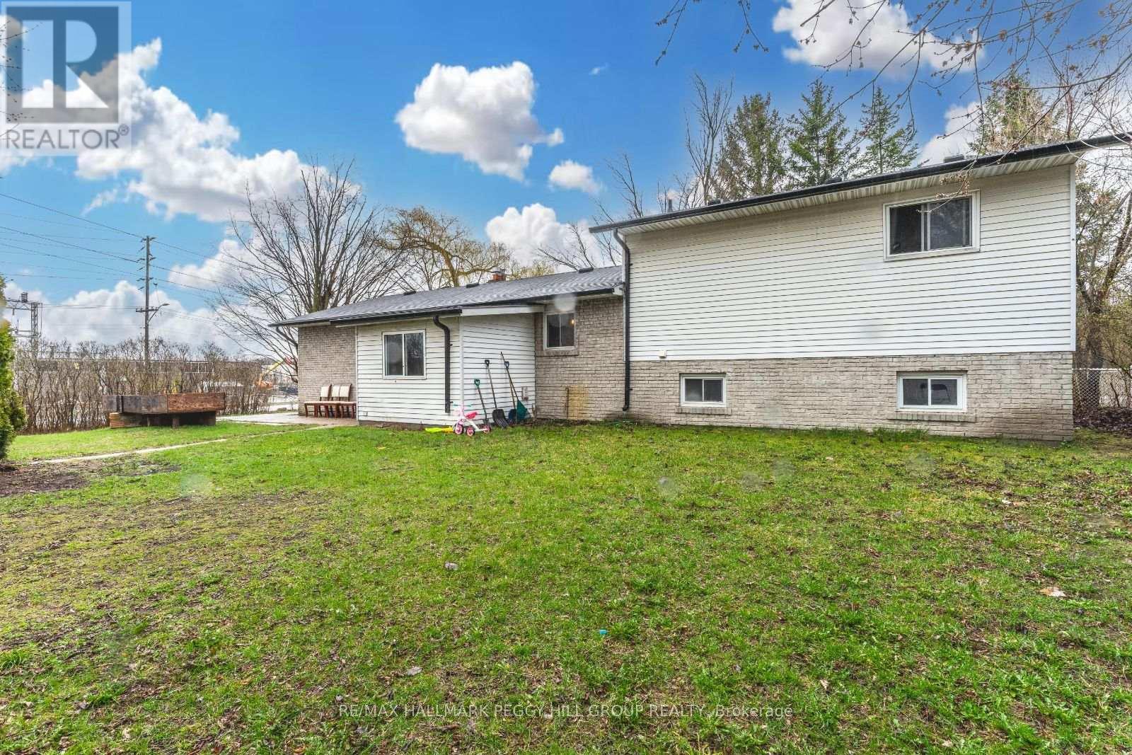 203 Phillips Street, Barrie, Ontario  L4N 3V2 - Photo 9 - S12088392