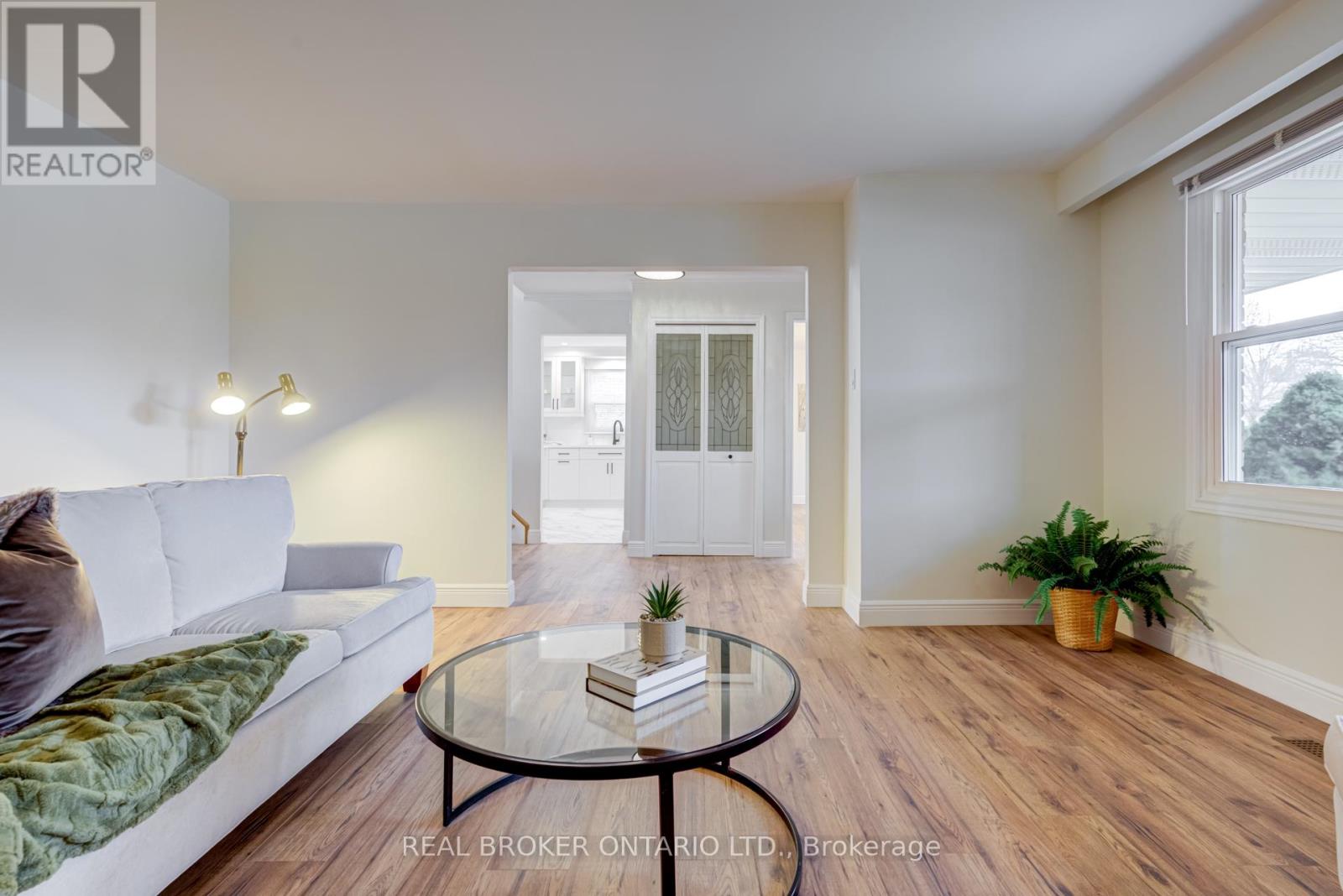Property at 1252 LAKEVIEW DRIVE image 4