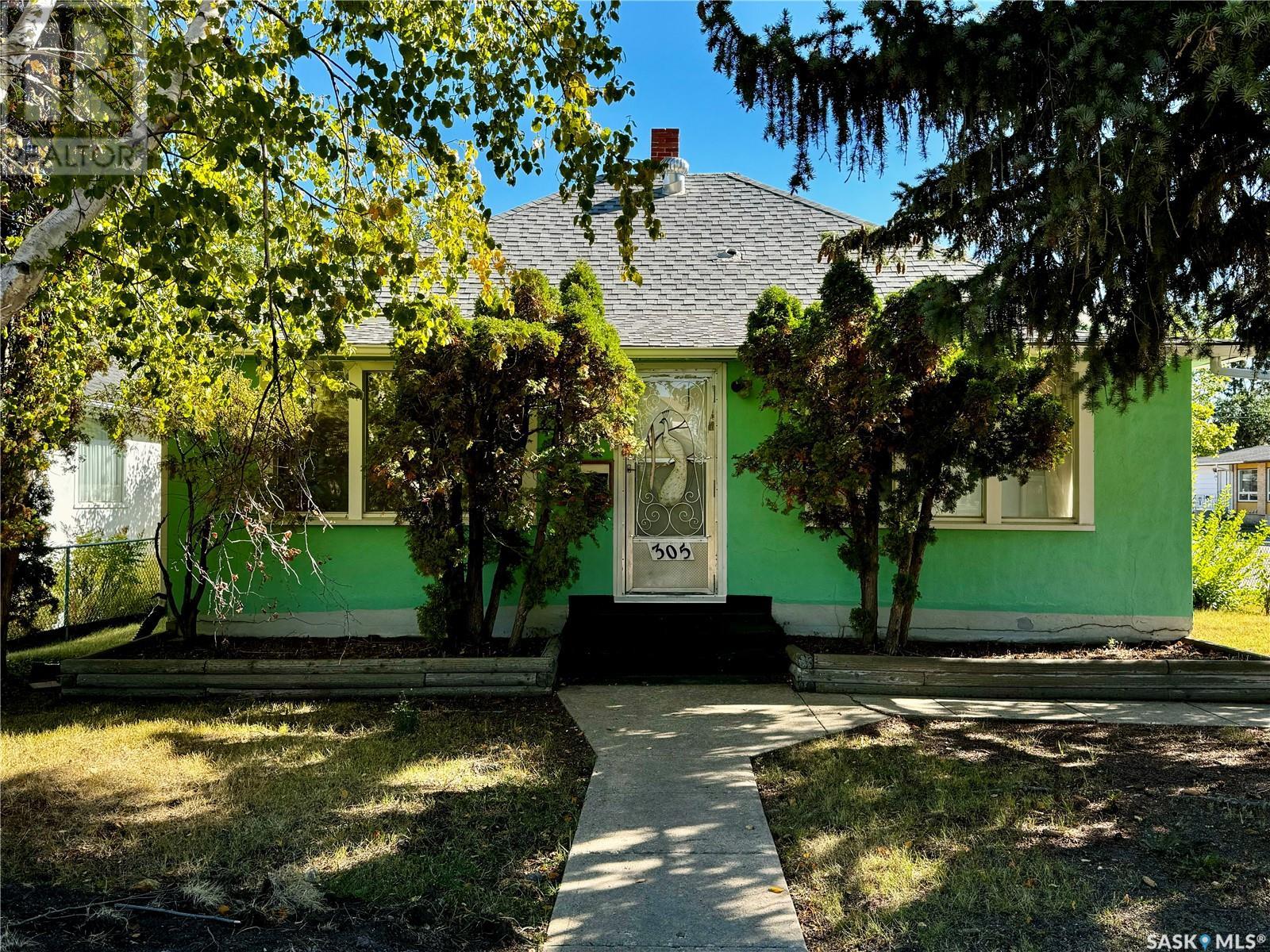 305 3rd Avenue Ne, Swift Current, Saskatchewan  S9H 2G8 - Photo 1 - SK984609
