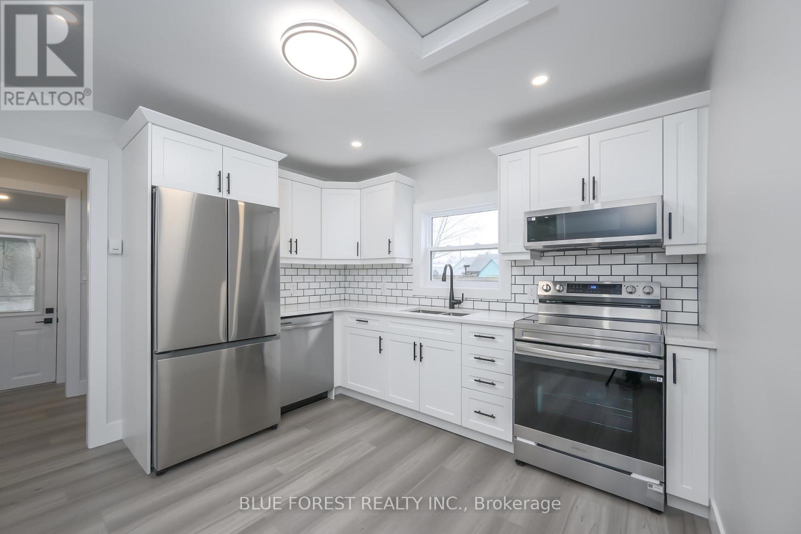 186 Victoria Street, Southwest Middlesex, Ontario  N0L 1M0 - Photo 5 - X12088745