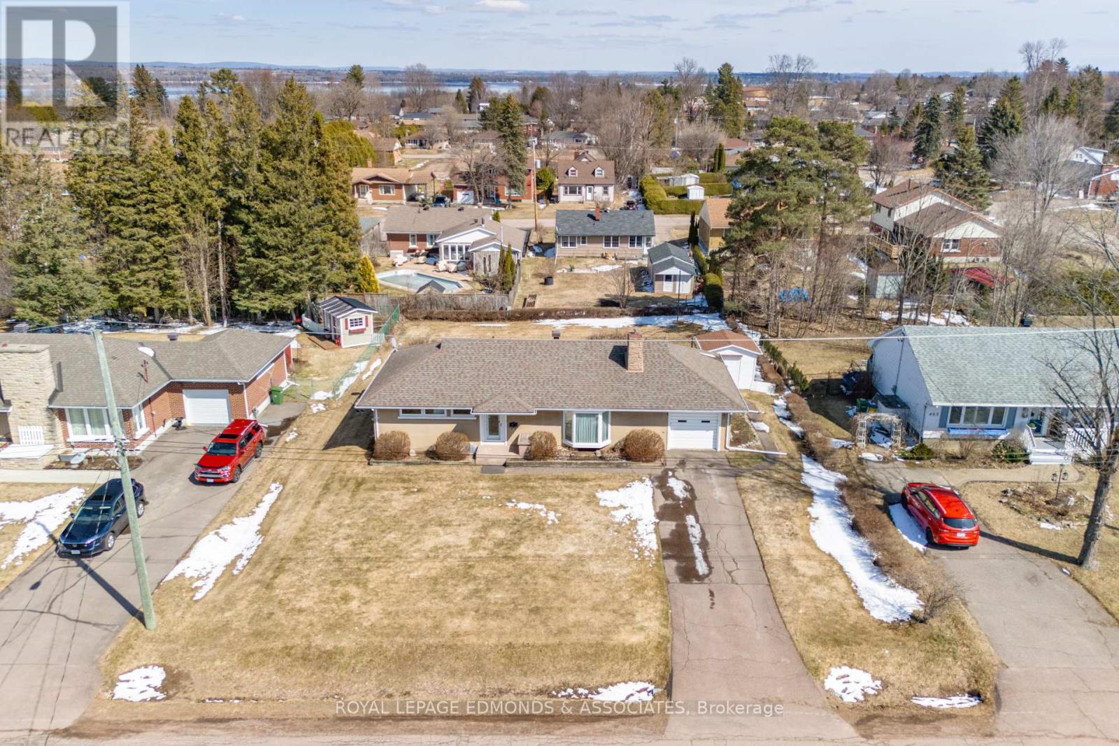 463 Fraser Street, Pembroke, Ontario  K8A 1Y5 - Photo 2 - X12088688