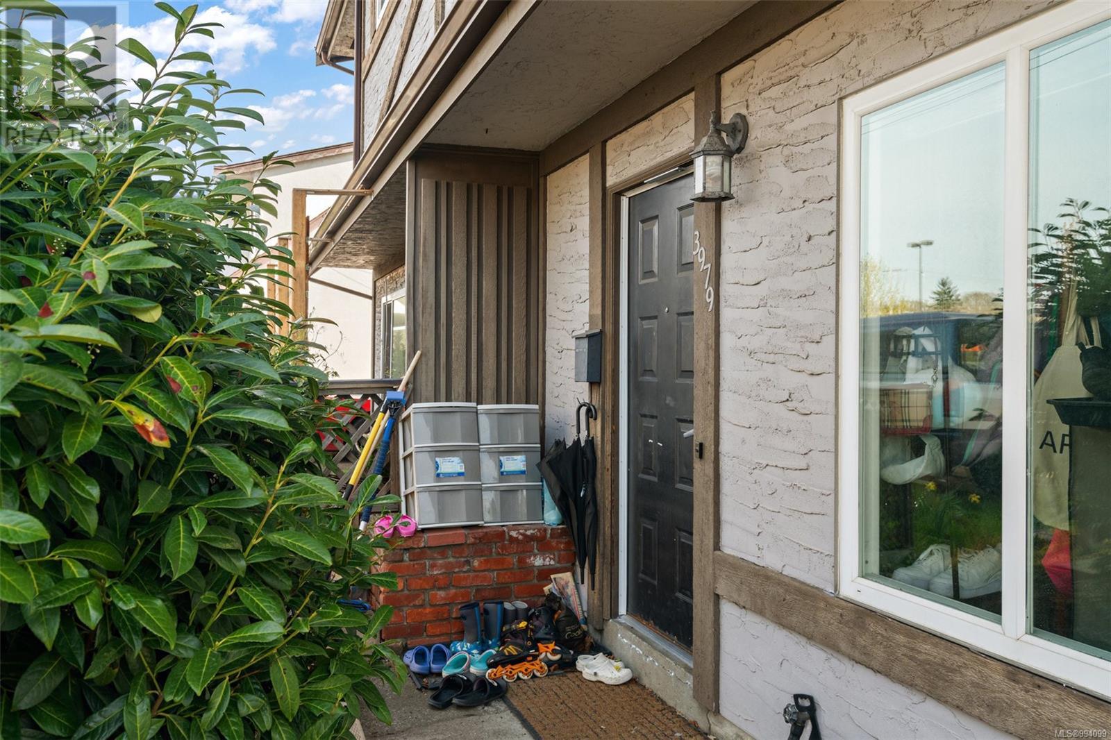 Property at 3979 Shelbourne St image 4