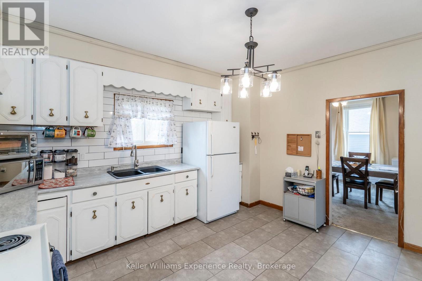 223 Lindsay Street, Midland, Ontario  L4R 2V2 - Photo 5 - S12088687