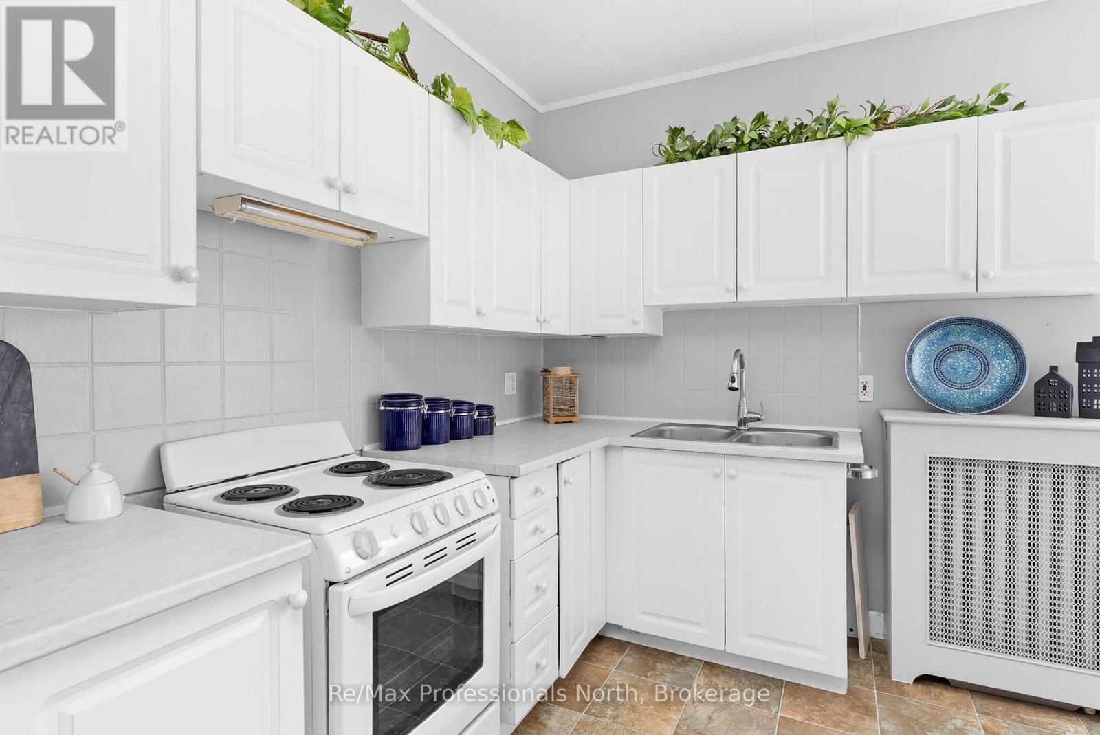 265 Muskoka Road S, Gravenhurst, Ontario  P1P 1J1 - Photo 16 - X12088684