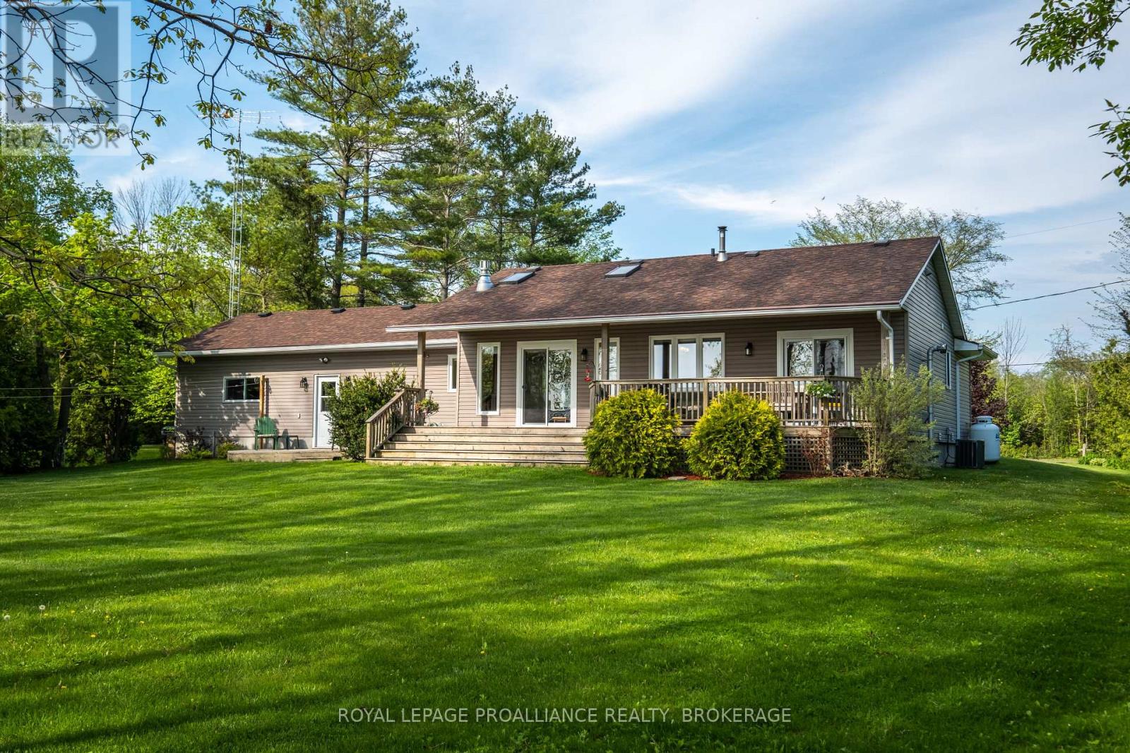 14 Sunset Lane, Greater Napanee (Greater Napanee), Ontario  K7R 3K7 - Photo 2 - X12088740