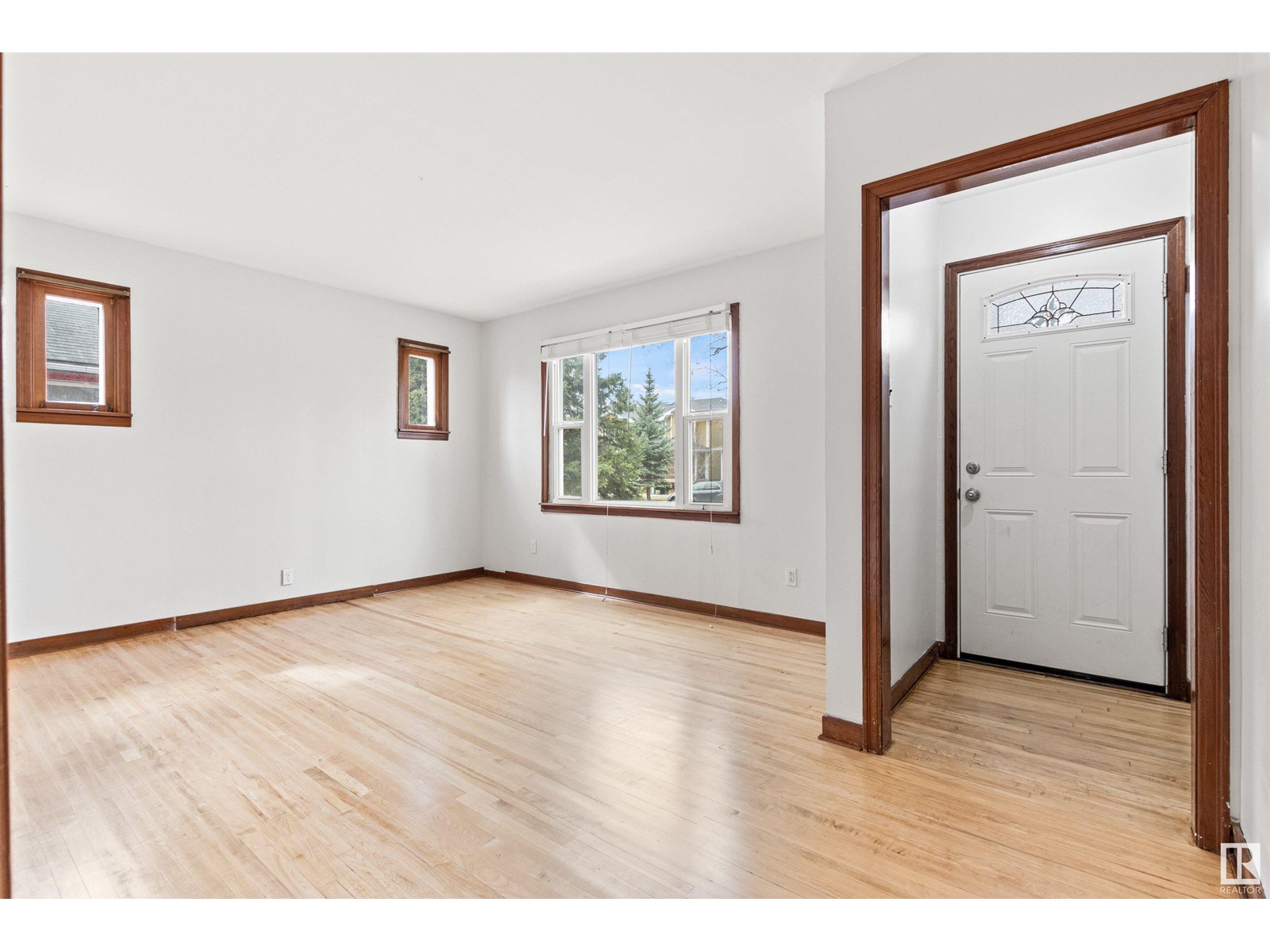 Property at 11915 122 ST NW image 2