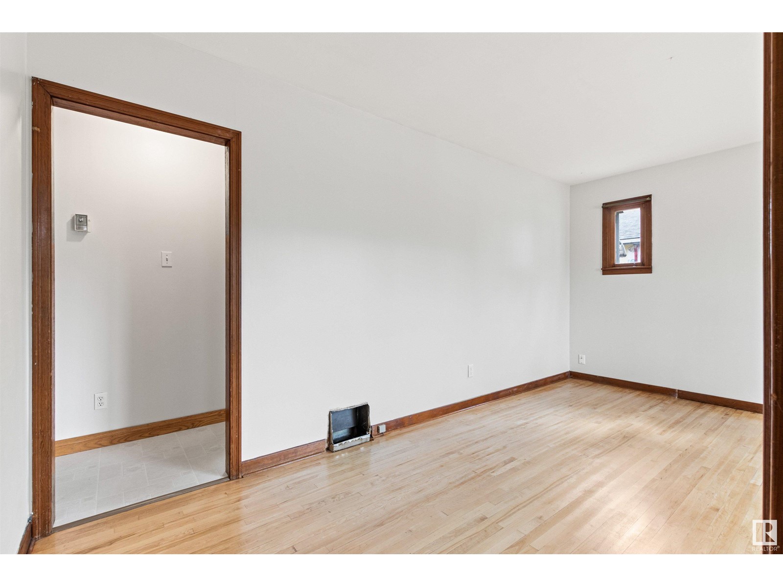 Property at 11915 122 ST NW image 5