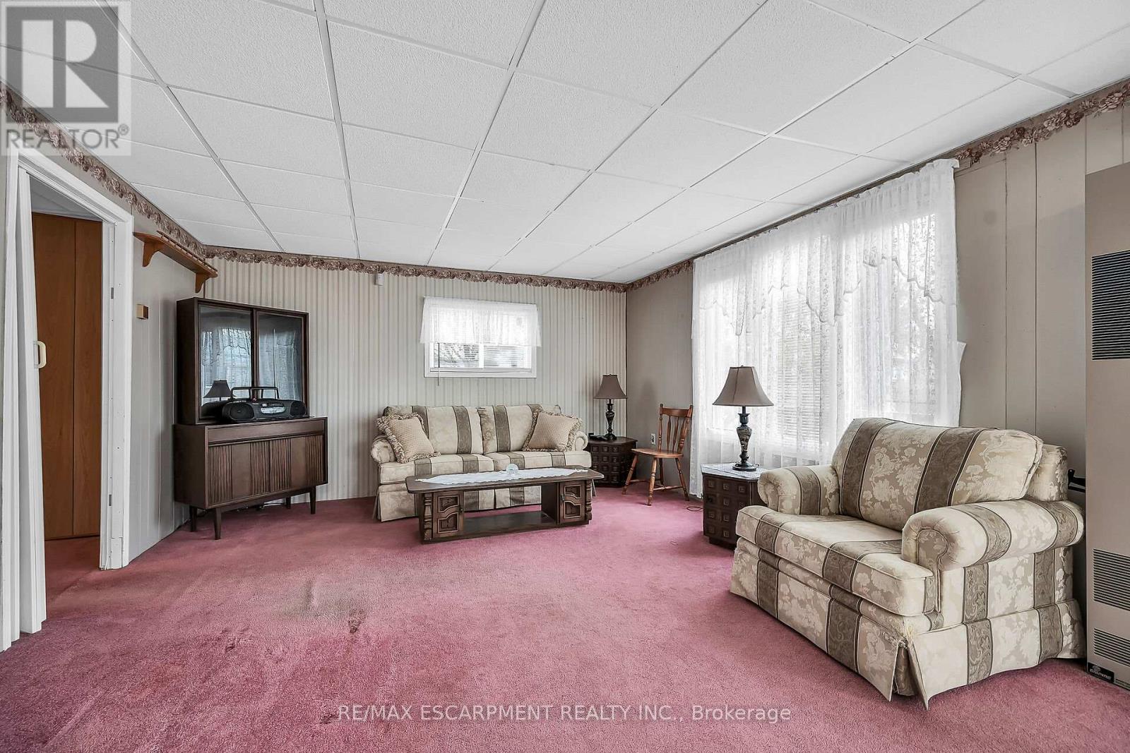 Property at 20 MELVILLE LANE image 4