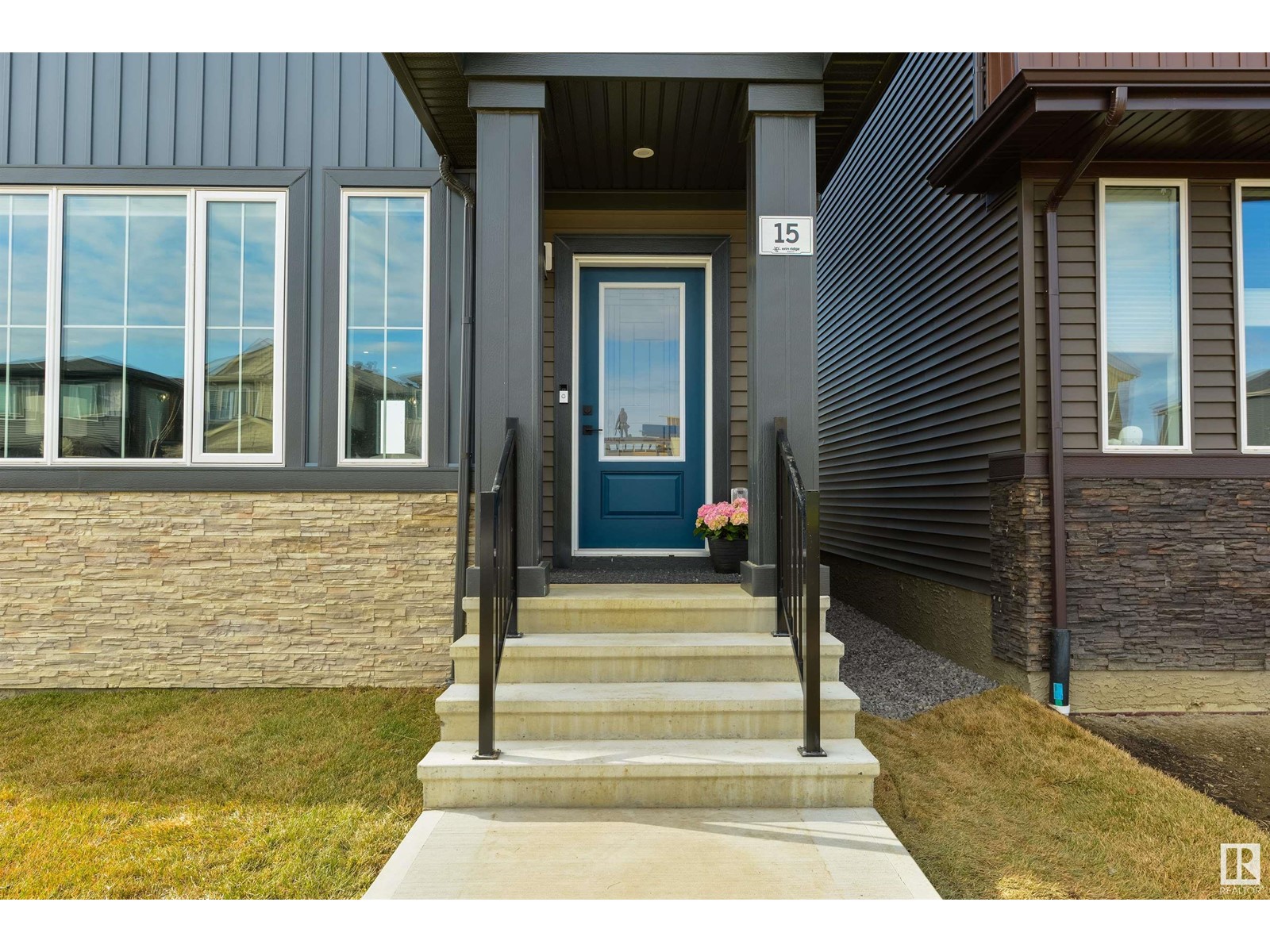 Property at 15 EDGEFIELD WY image 3