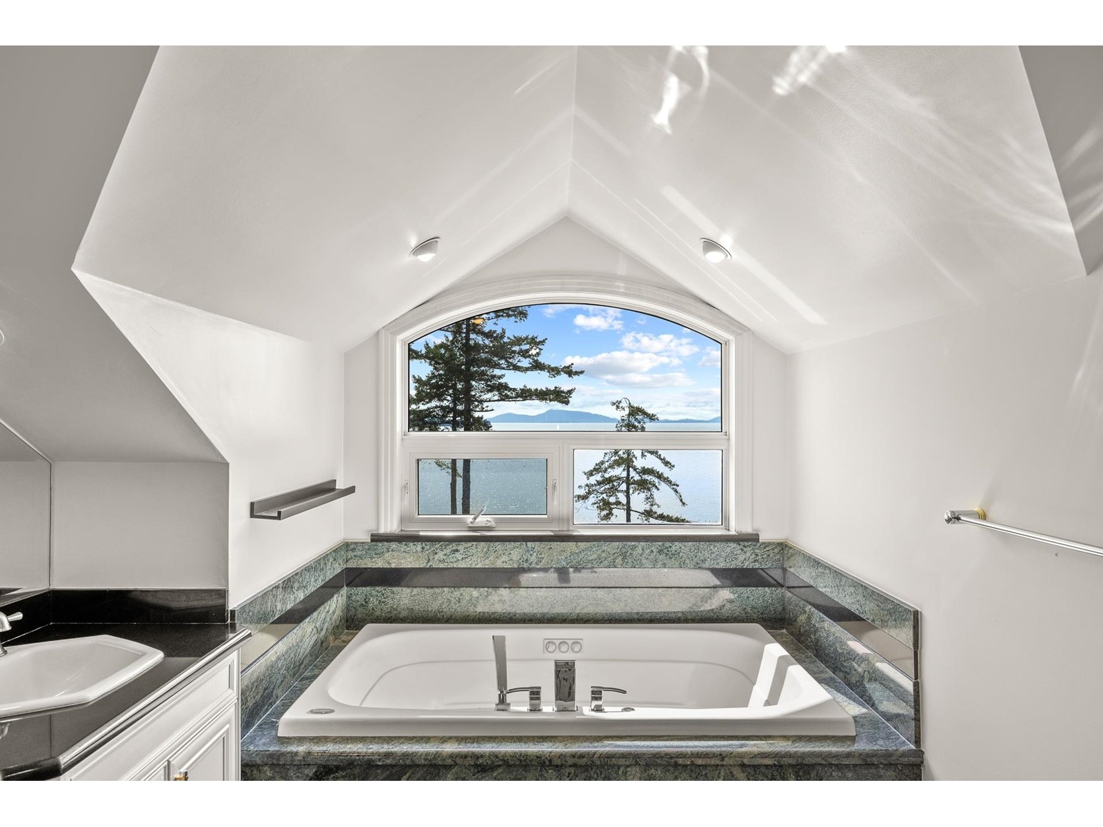 14032 Terry Road, White Rock, British Columbia  V4B 1A2 - Photo 22 - R2990399