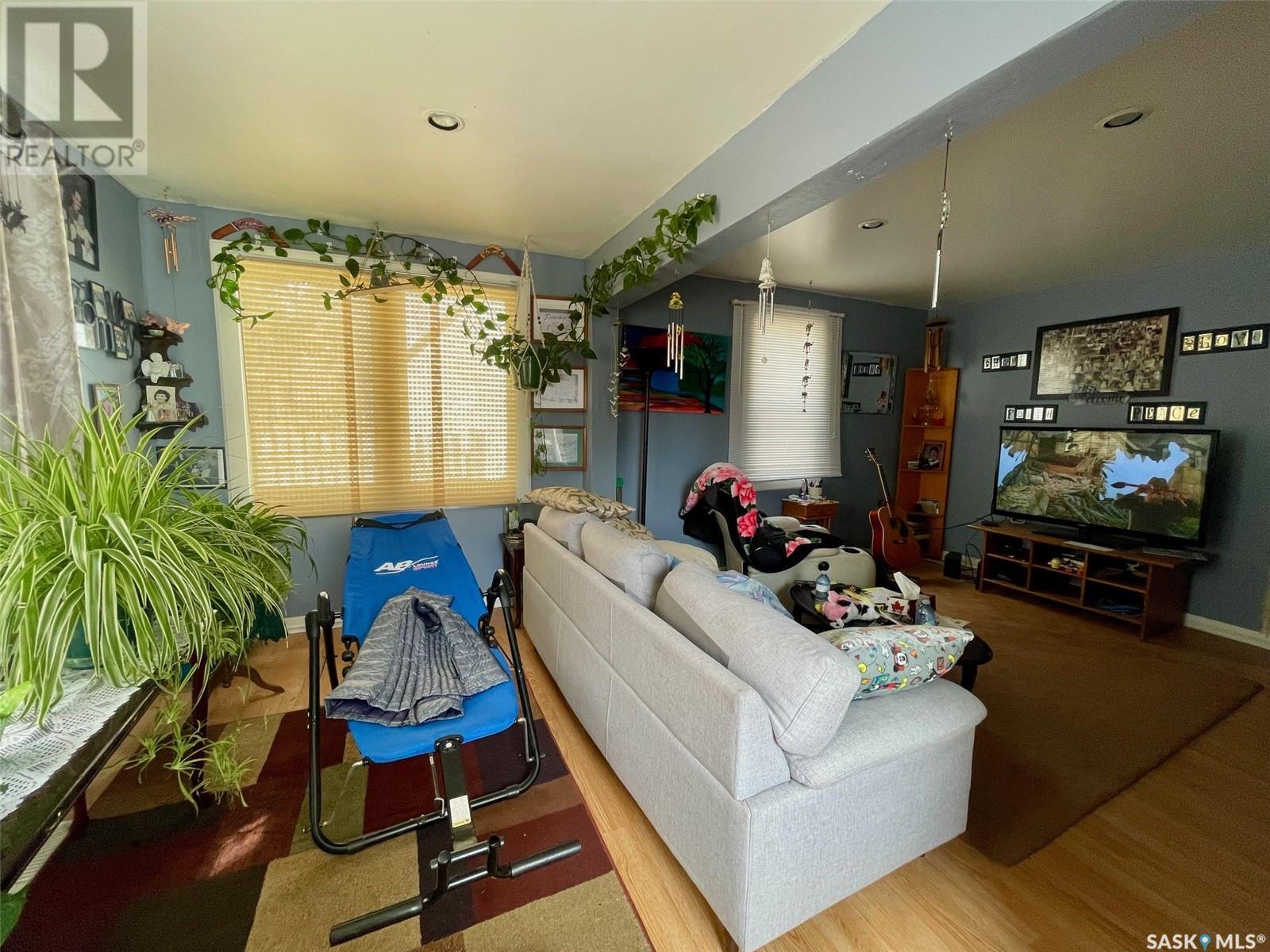 Property at 24 Lillooet STREET W image 4