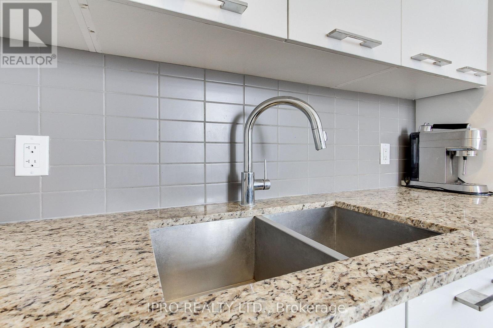 1007 - 9471 Yonge Street Nw, Richmond Hill, Ontario  L4C 0Z5 - Photo 8 - N12088053