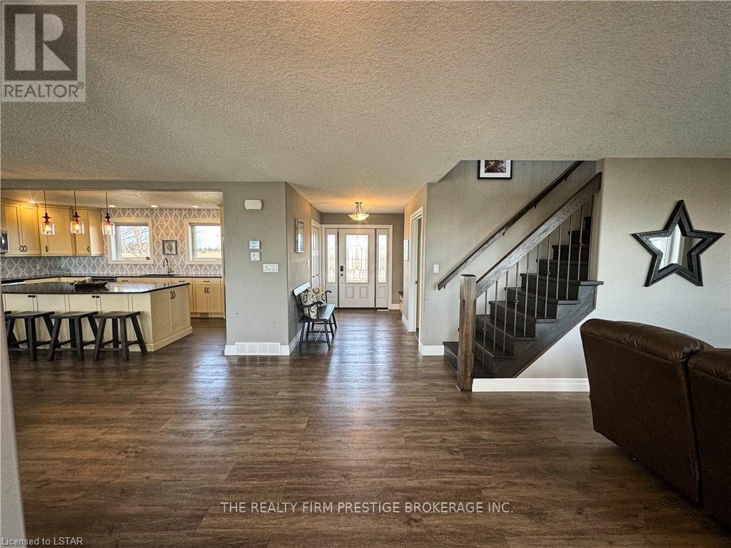 18574 Erie Shore Drive, Chatham-Kent, Ontario  N0L 1A0 - Photo 4 - X12088993