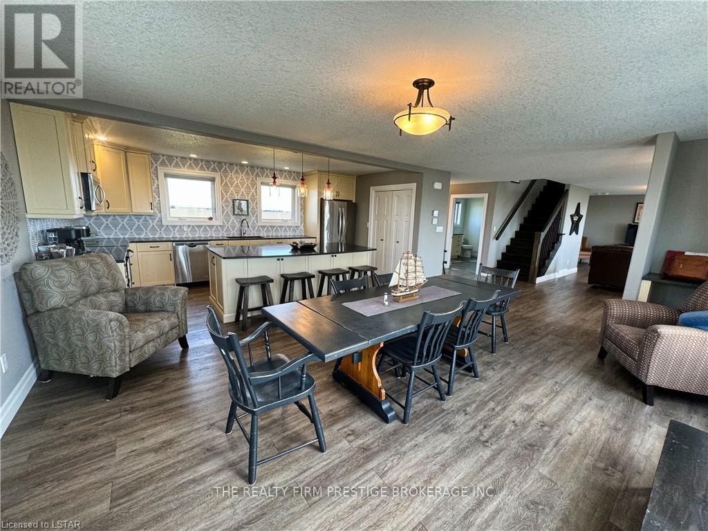 18574 Erie Shore Drive, Chatham-Kent, Ontario  N0L 1A0 - Photo 5 - X12088993