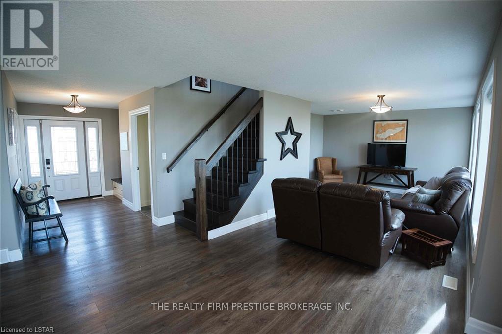 18574 Erie Shore Drive, Chatham-Kent, Ontario  N0L 1A0 - Photo 6 - X12088993