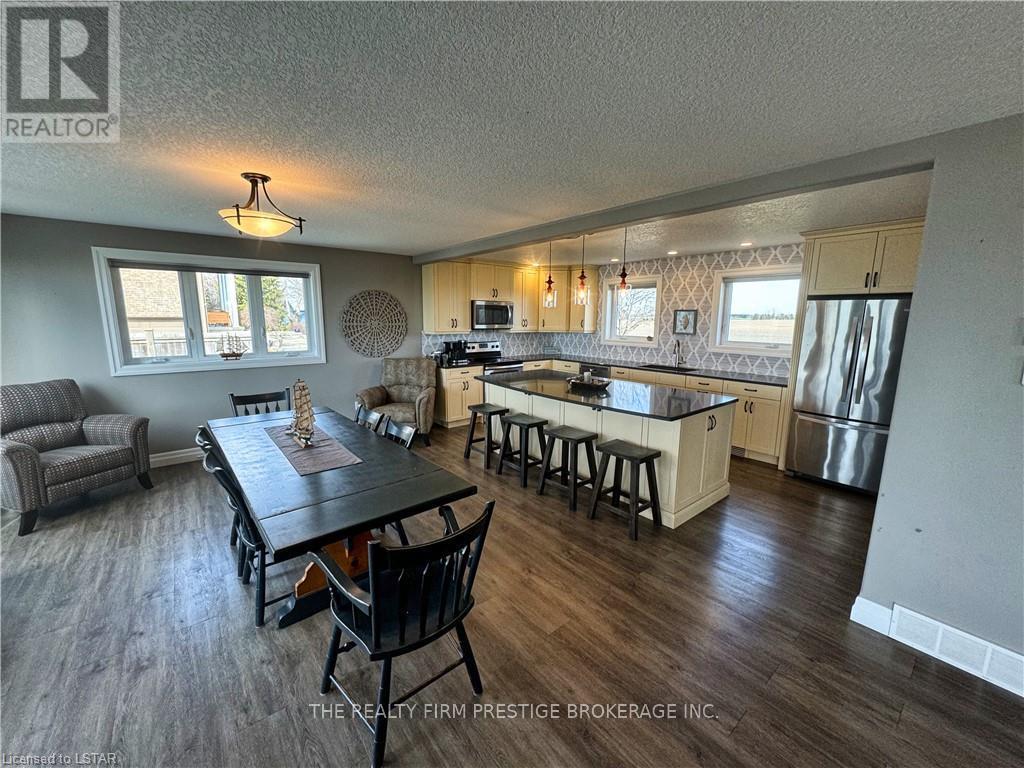 18574 Erie Shore Drive, Chatham-Kent, Ontario  N0L 1A0 - Photo 7 - X12088993