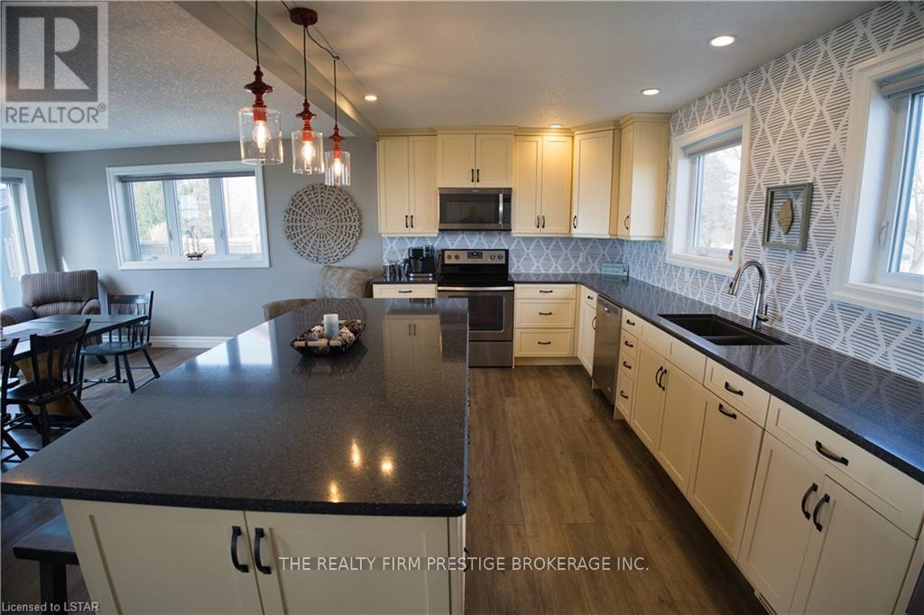 18574 Erie Shore Drive, Chatham-Kent, Ontario  N0L 1A0 - Photo 8 - X12088993