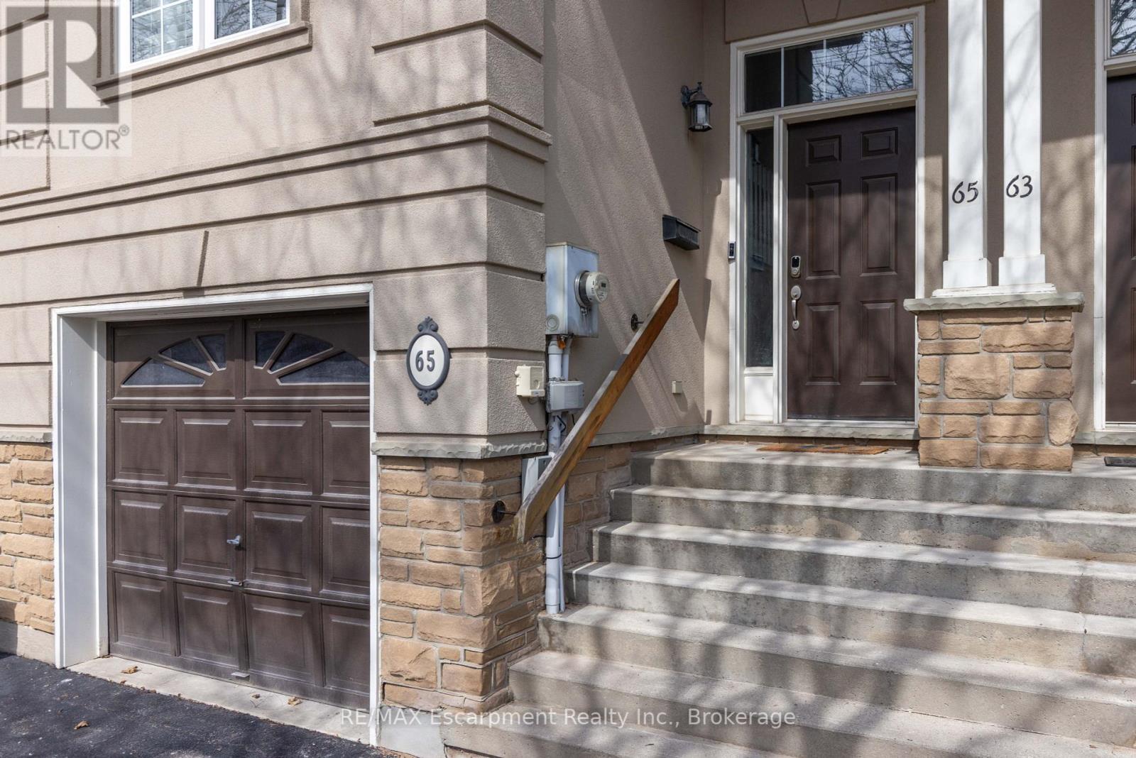 Property at 65 FAIRWOOD PLACE W image 2