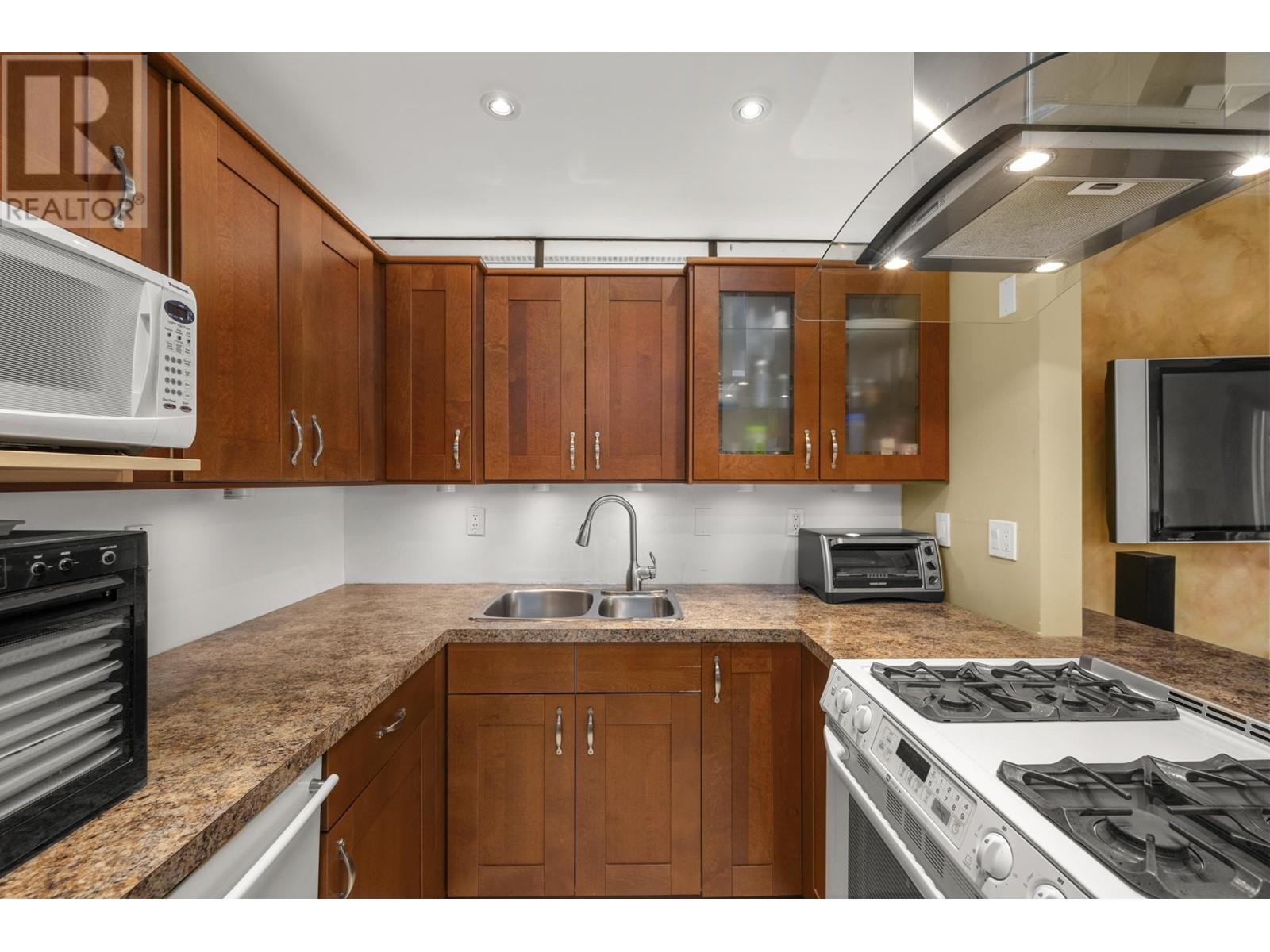 Listing Picture 13 of 35 : 401 1414 W 73RD AVENUE, Vancouver / 溫哥華 - 魯藝地產 Yvonne Lu Group - MLS Medallion Club Member