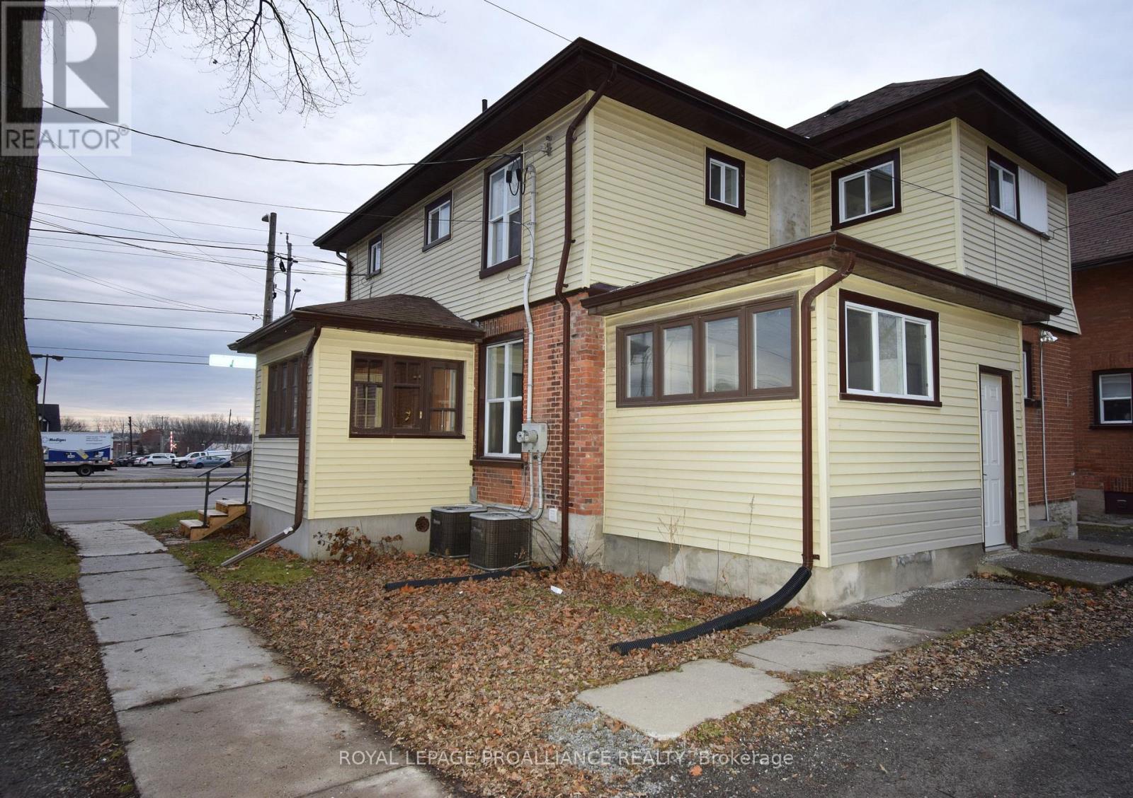 Property at 158 DUNDAS STREET E image 2