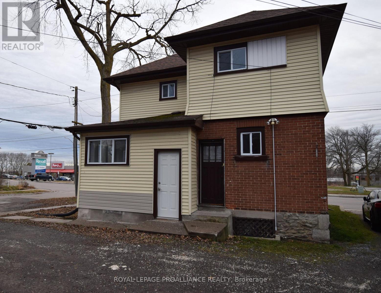 Property at 158 DUNDAS STREET E image 3