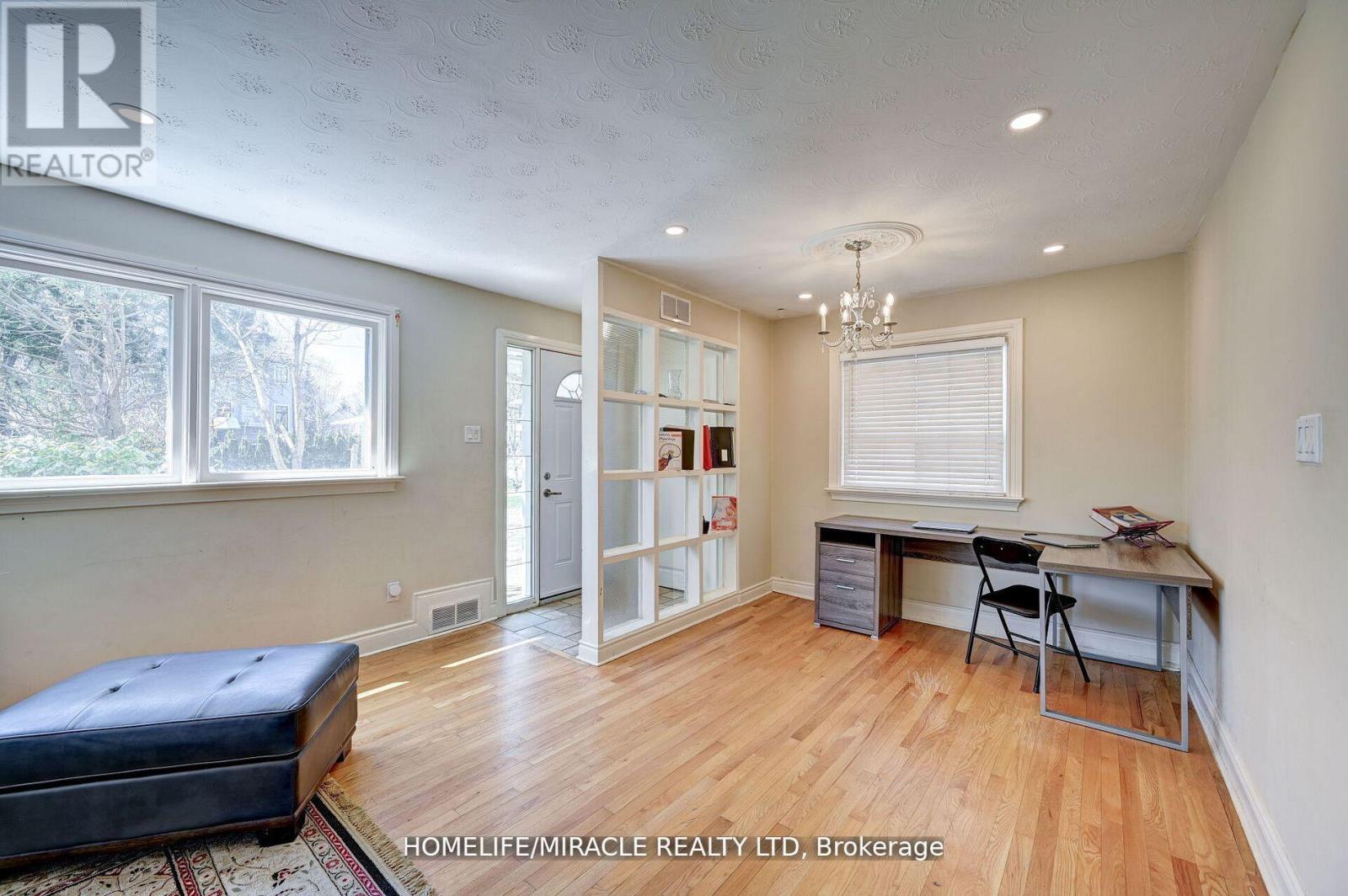1235 Old River Road, Mississauga, Ontario  L5G 1X1 - Photo 11 - W12089138