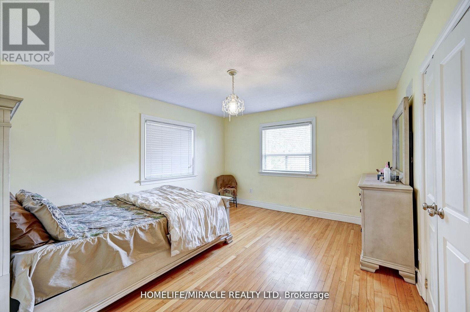 1235 Old River Road, Mississauga, Ontario  L5G 1X1 - Photo 23 - W12089138