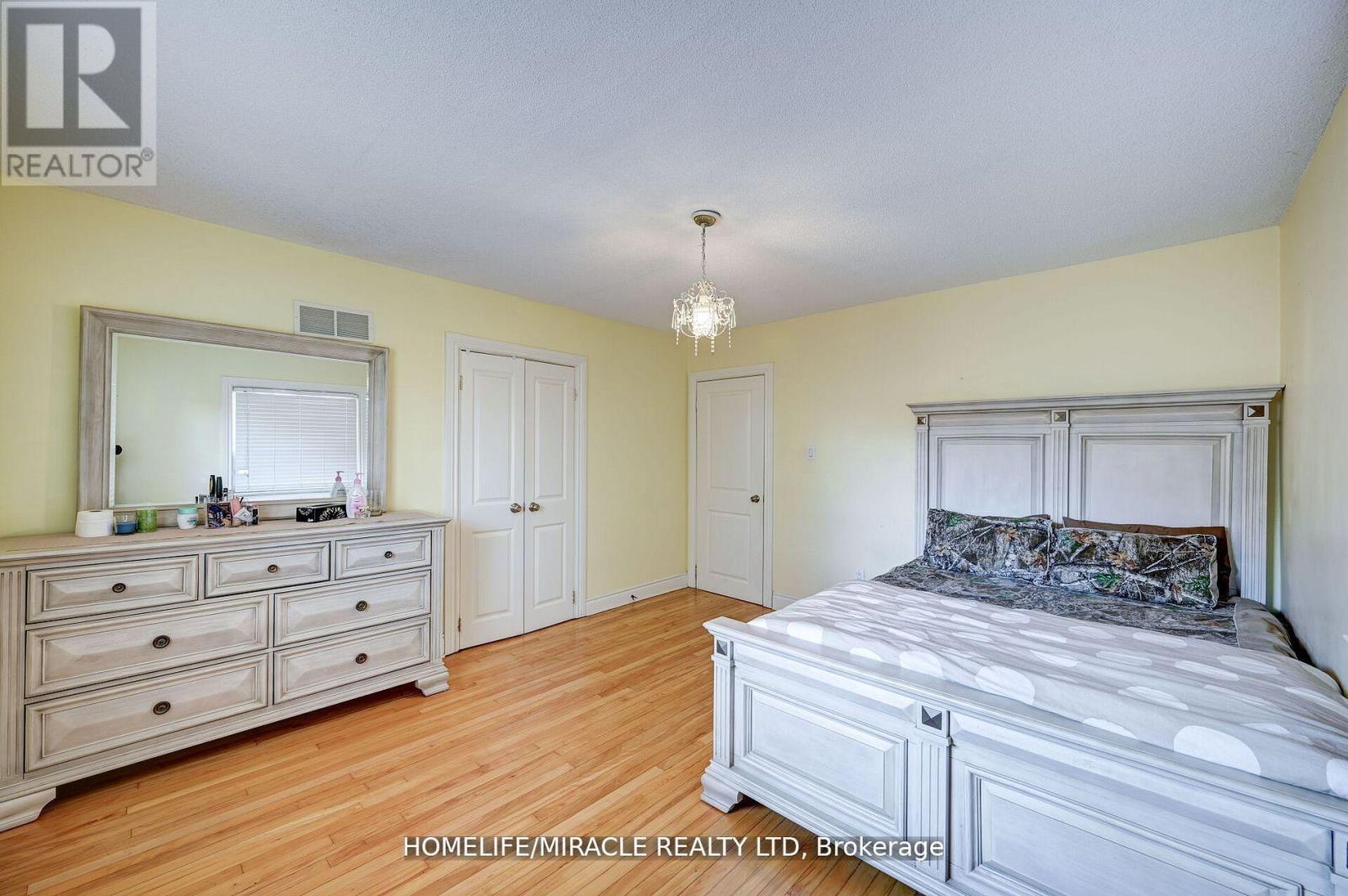 1235 Old River Road, Mississauga, Ontario  L5G 1X1 - Photo 24 - W12089138