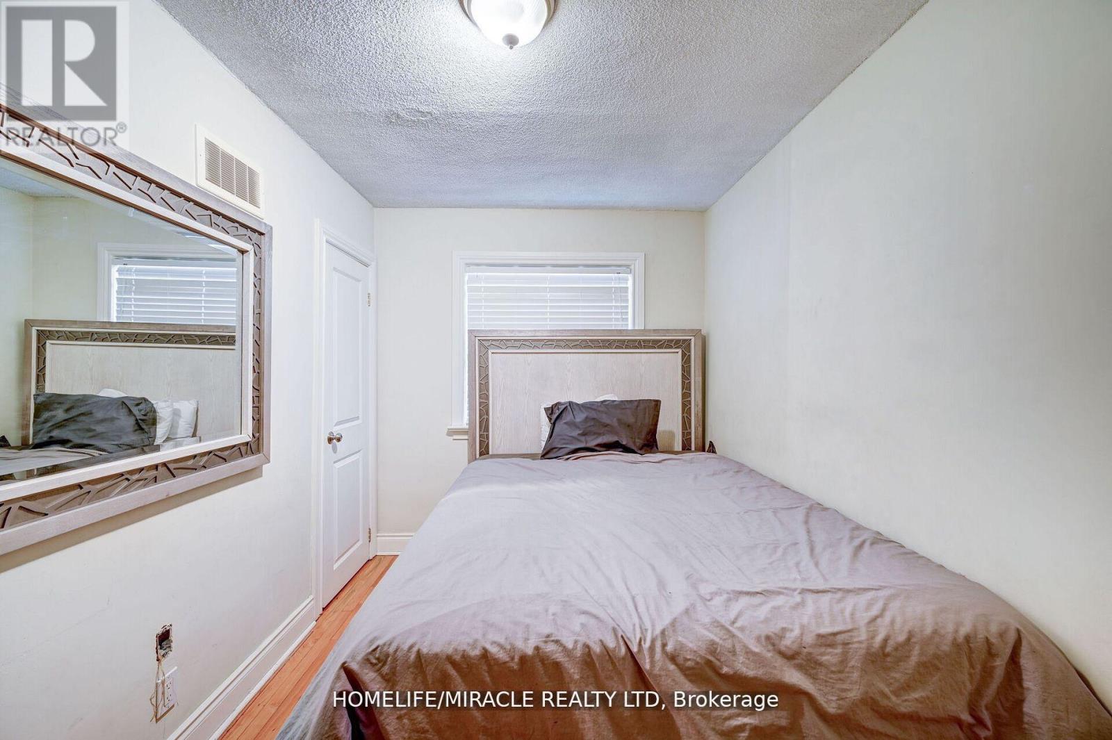 1235 Old River Road, Mississauga, Ontario  L5G 1X1 - Photo 29 - W12089138