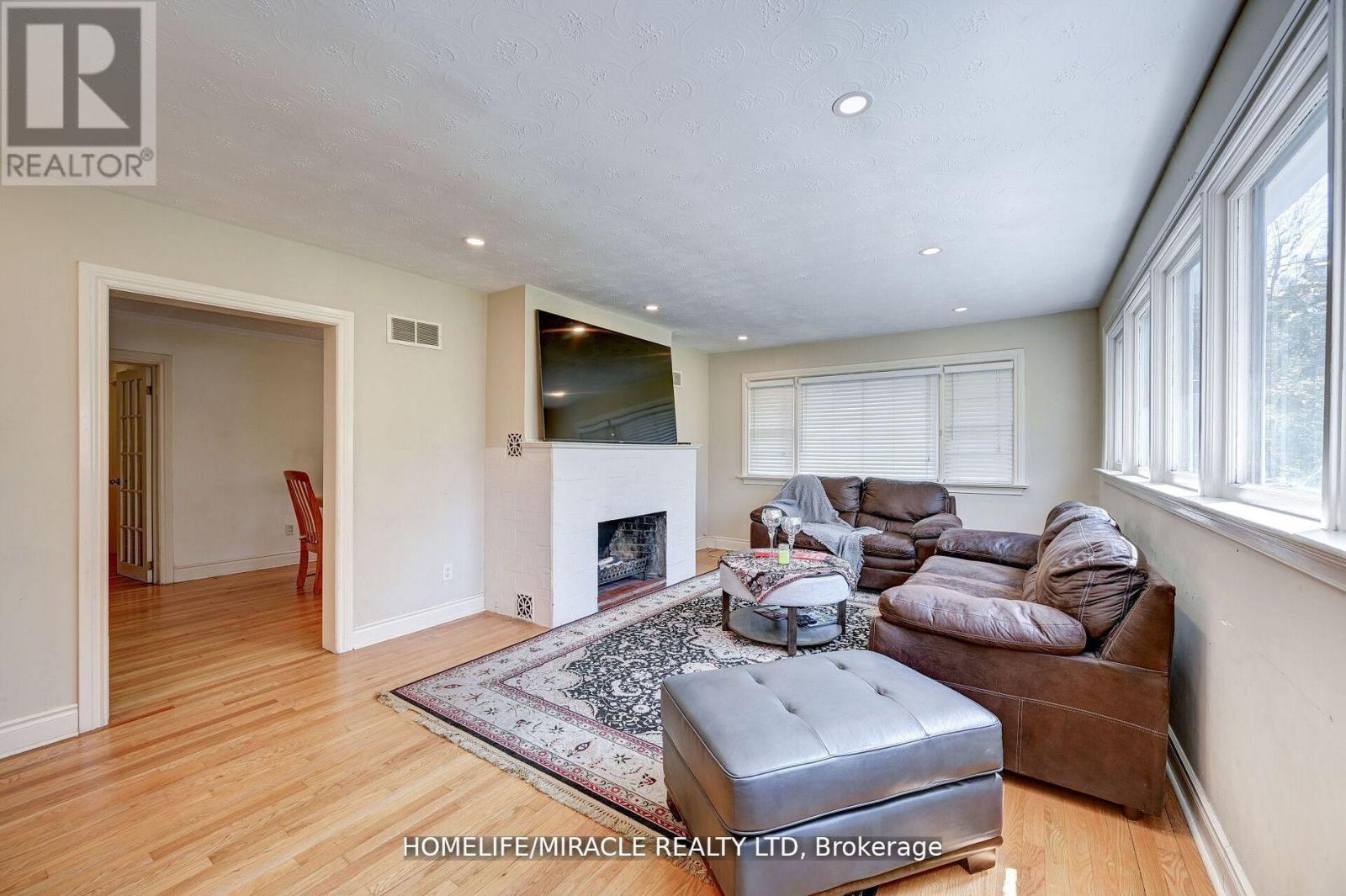 1235 Old River Road, Mississauga, Ontario  L5G 1X1 - Photo 6 - W12089138
