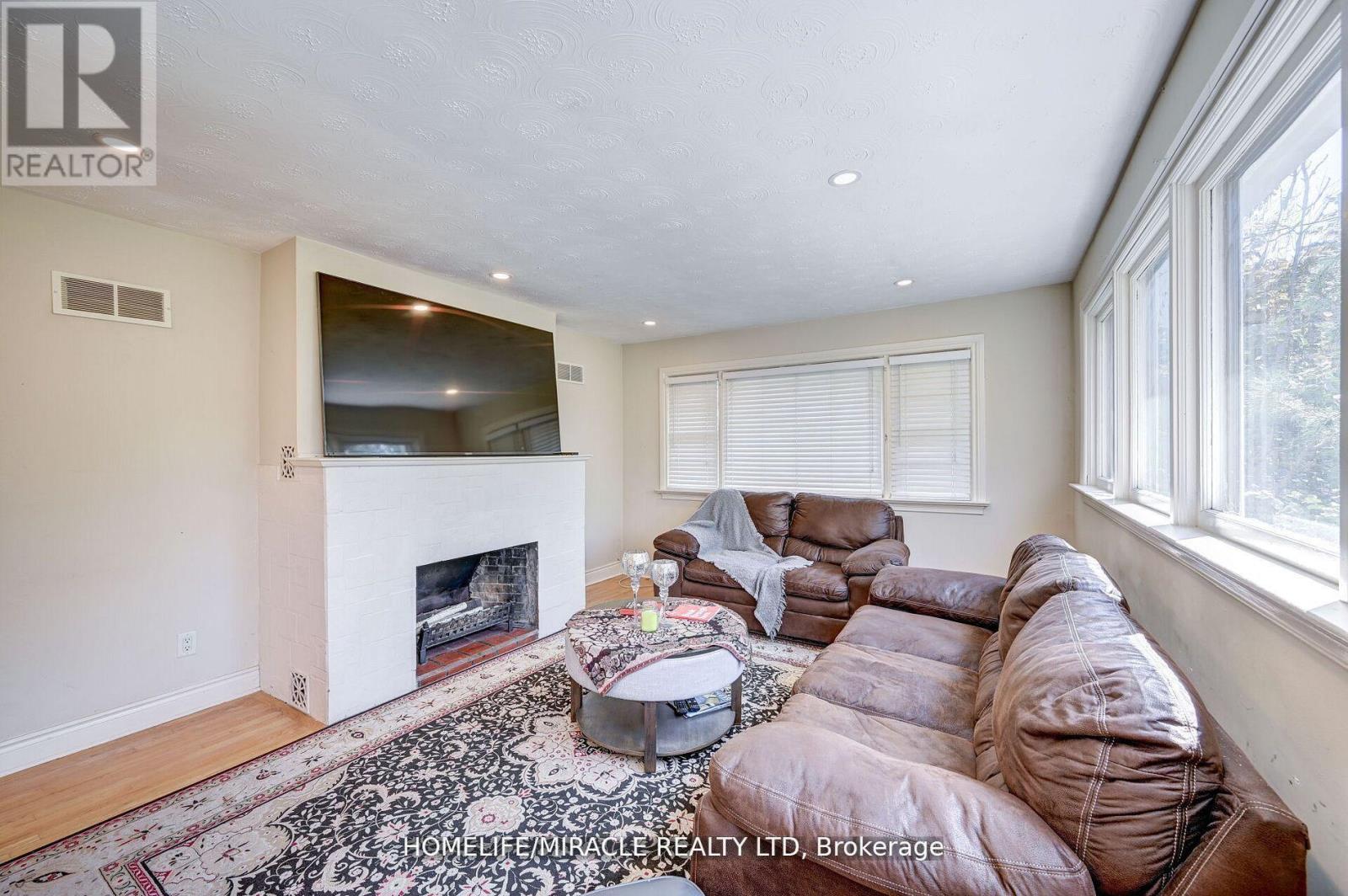 1235 Old River Road, Mississauga, Ontario  L5G 1X1 - Photo 8 - W12089138