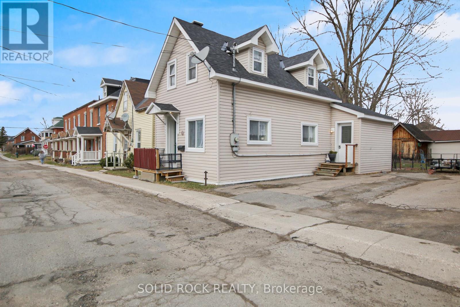 Property at 133 BONNECHERE STREET S image 2