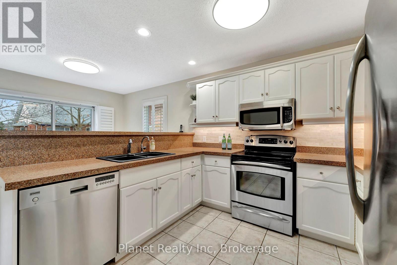 16 Winterberry Lane, Guelph, Ontario  N1G 4X7 - Photo 7 - X12089172