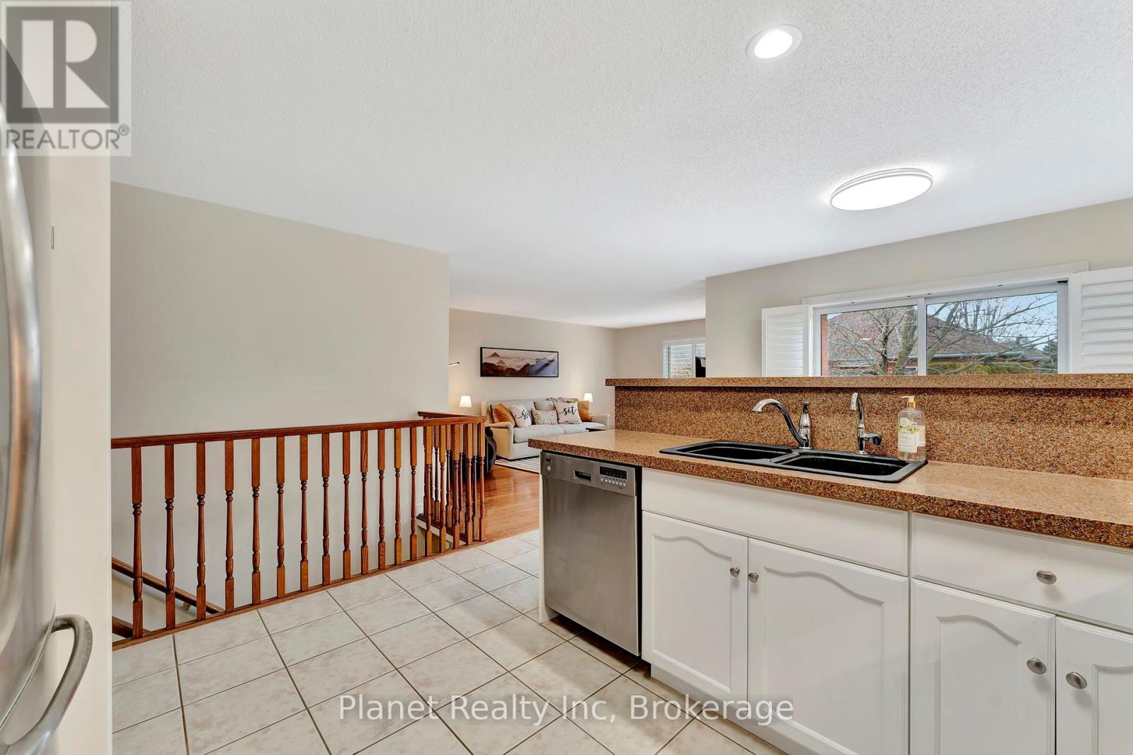 16 Winterberry Lane, Guelph, Ontario  N1G 4X7 - Photo 8 - X12089172