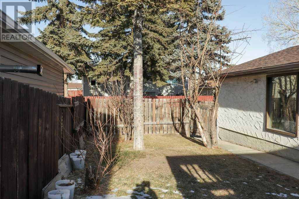 Property at 236 Pinetree Road NE image 4