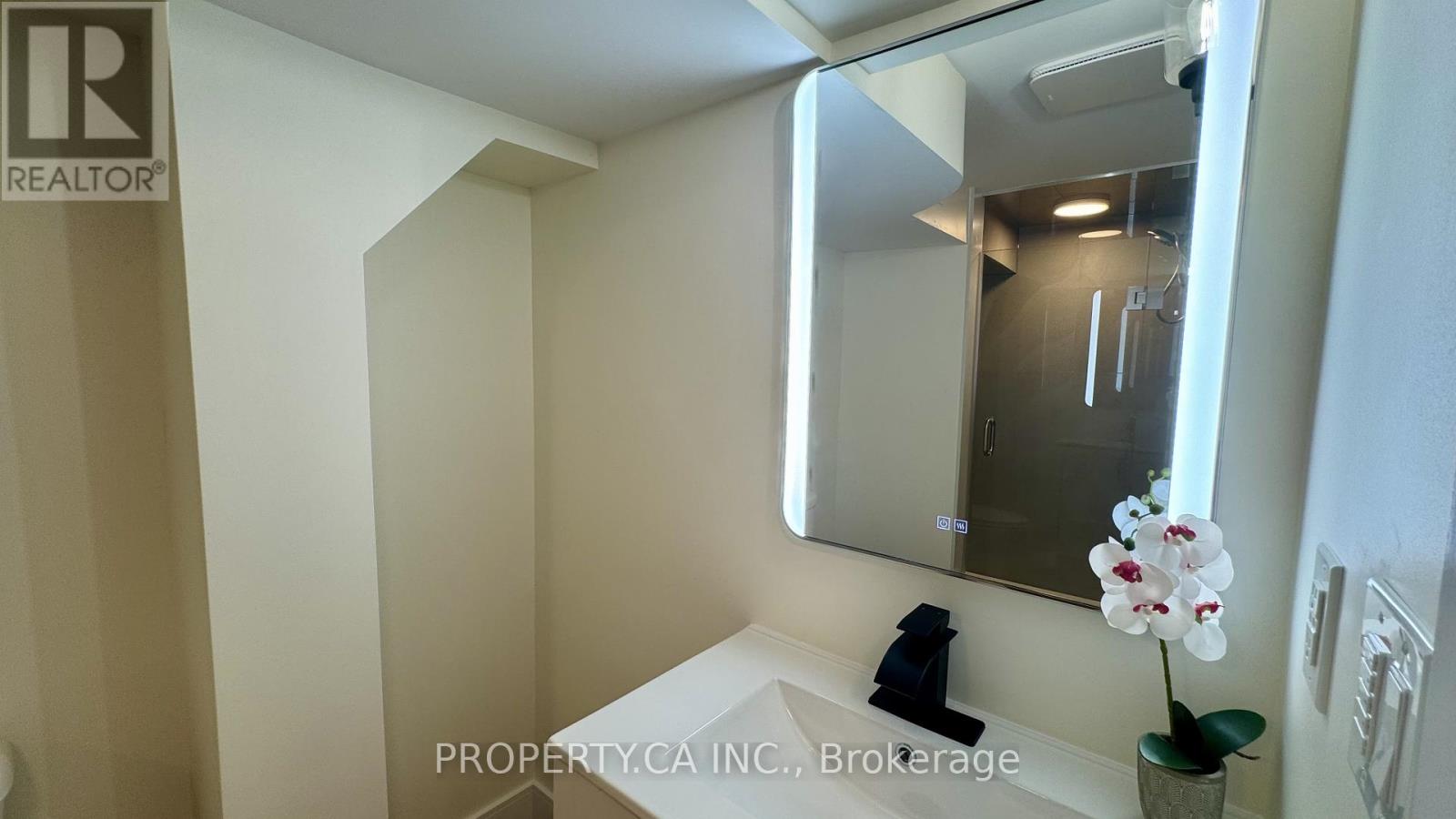 Lower 1 - 60 Lightwood Drive, Toronto, Ontario  M9V 2Z2 - Photo 4 - W12088983